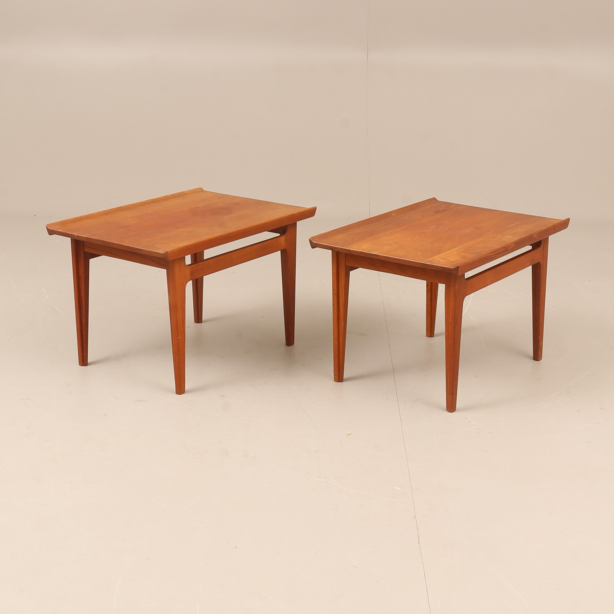 FINN JUHL. Sidobord, ett par, modell FD 635, France & Son och France & Daverkosen, 1960-tal.