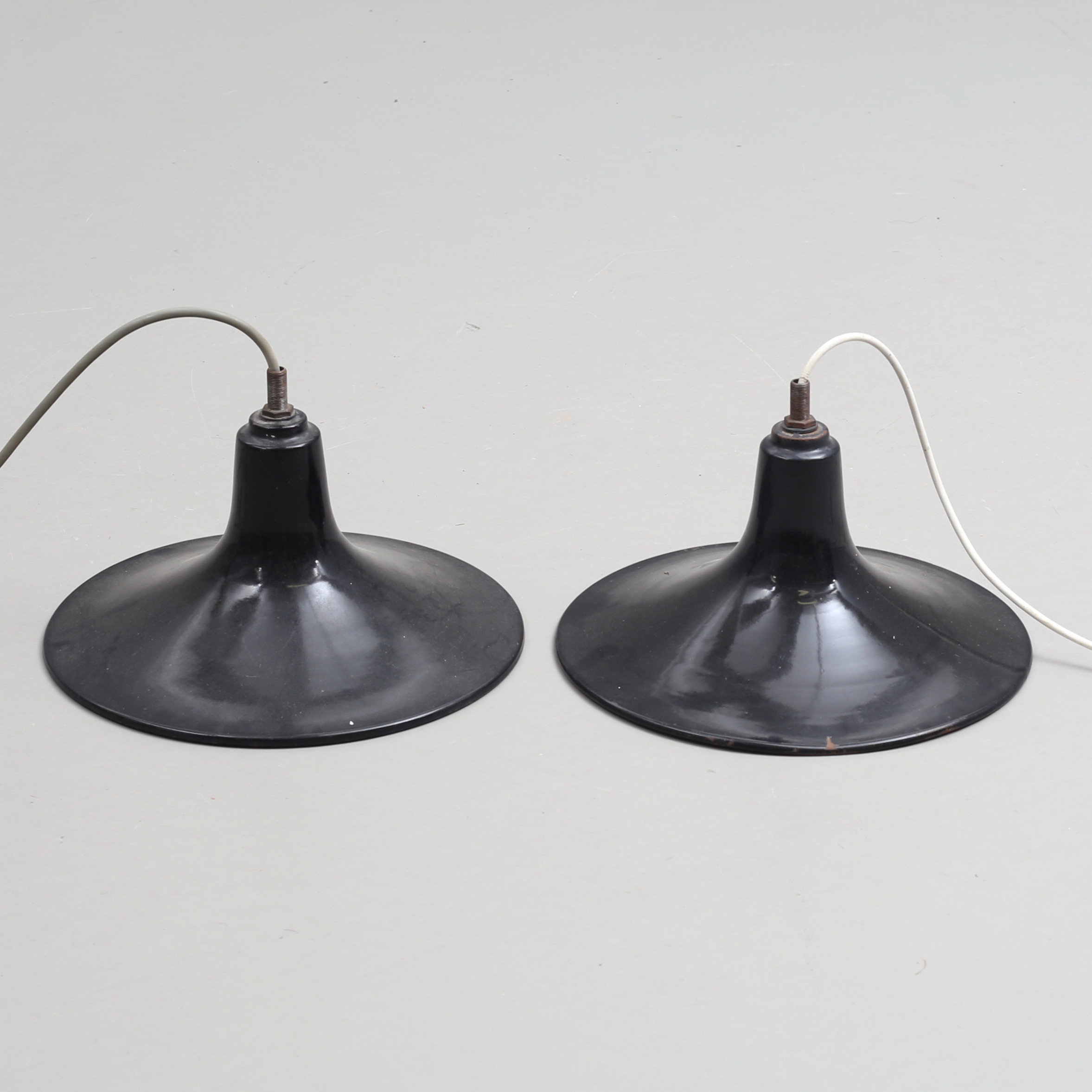 TAKLAMPOR, 2 st, emaljerad metall, industristil, 1900-tal. Proveniens: konstnären Lennart Rodhe.