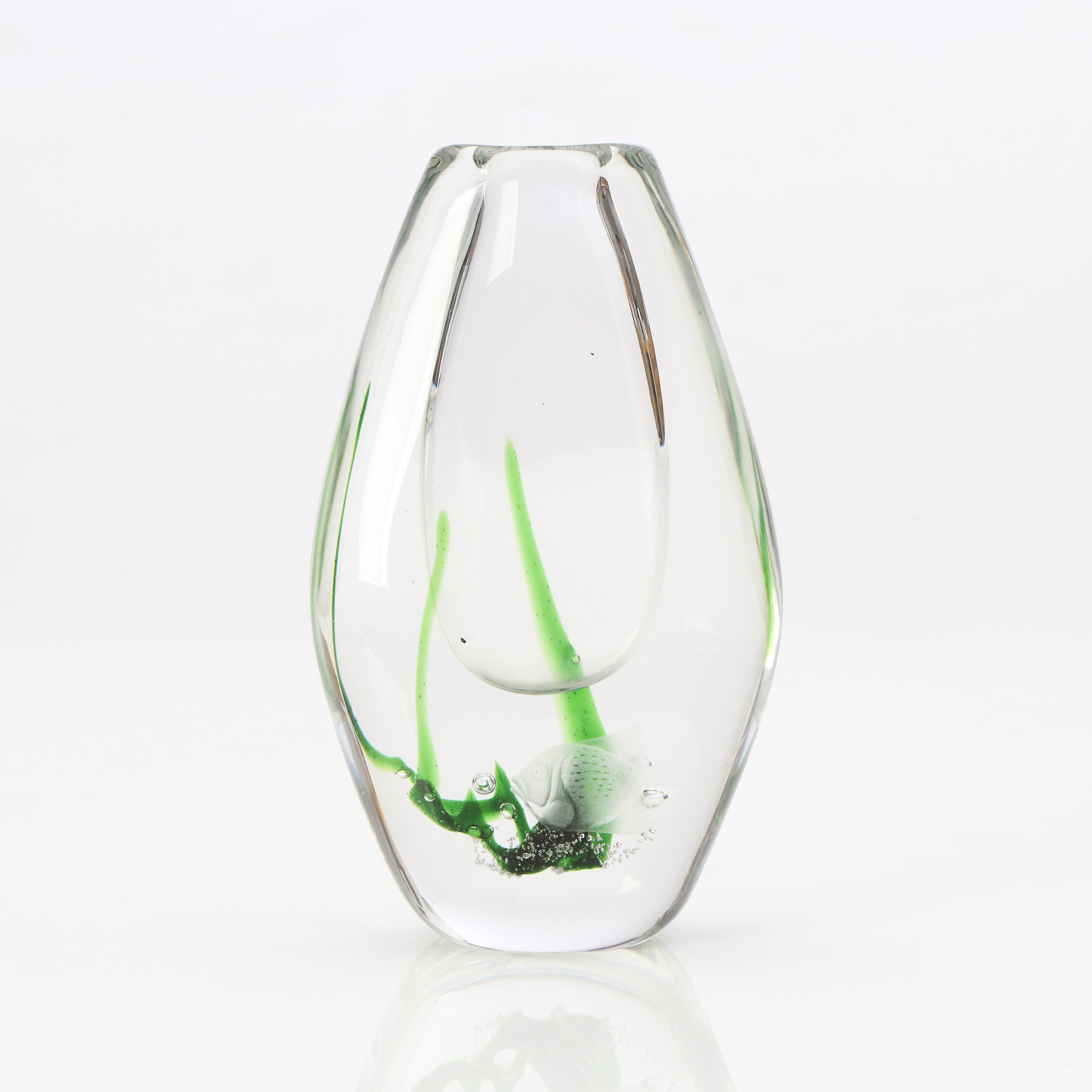 VICKE LINDSTRAND. VAS. Konstglas med sjögräsdekor, slipad dekor av fisk. Signerad: Kosta LG 348B.