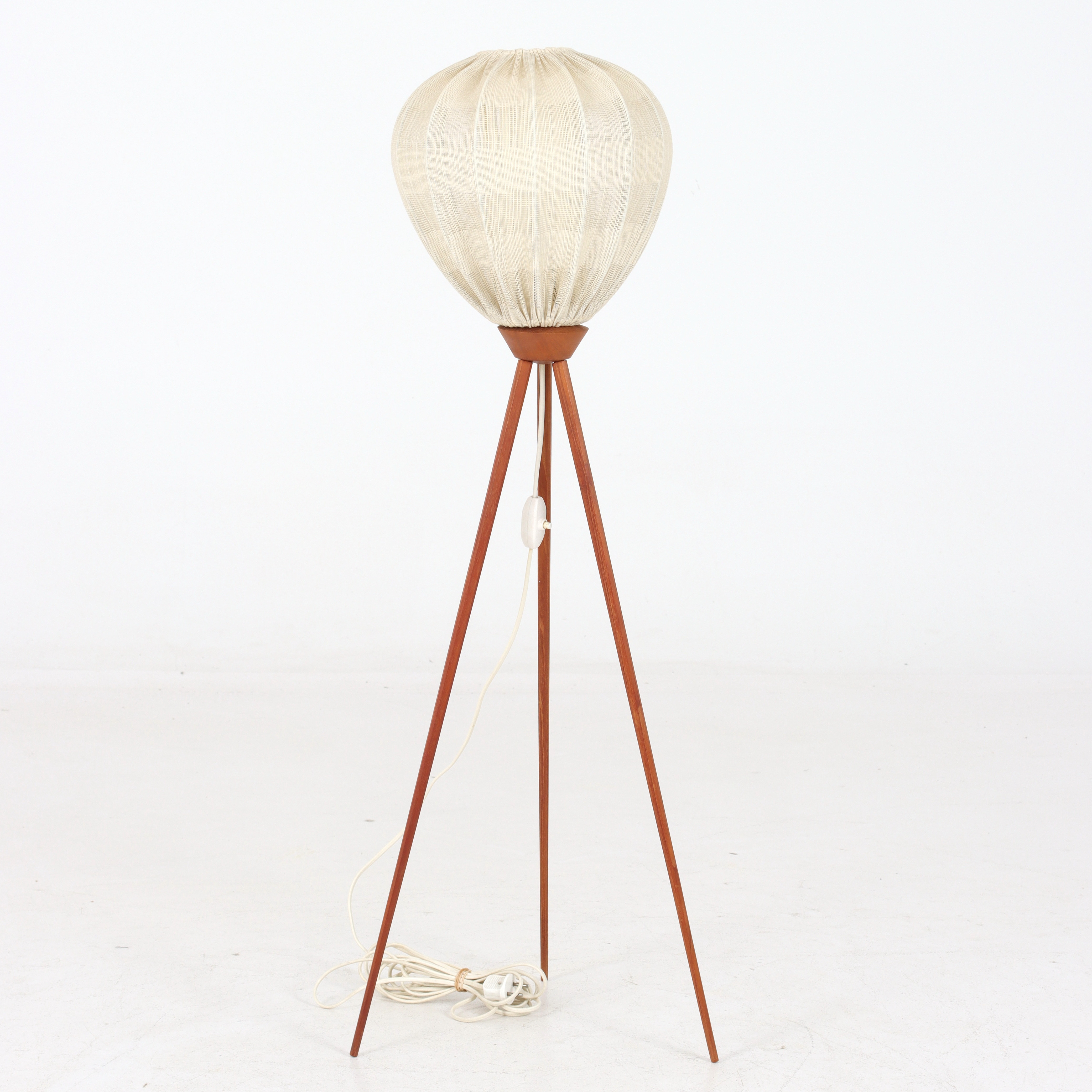 GOLVLAMPA, tripod, teak, 1900-talets mitt.
