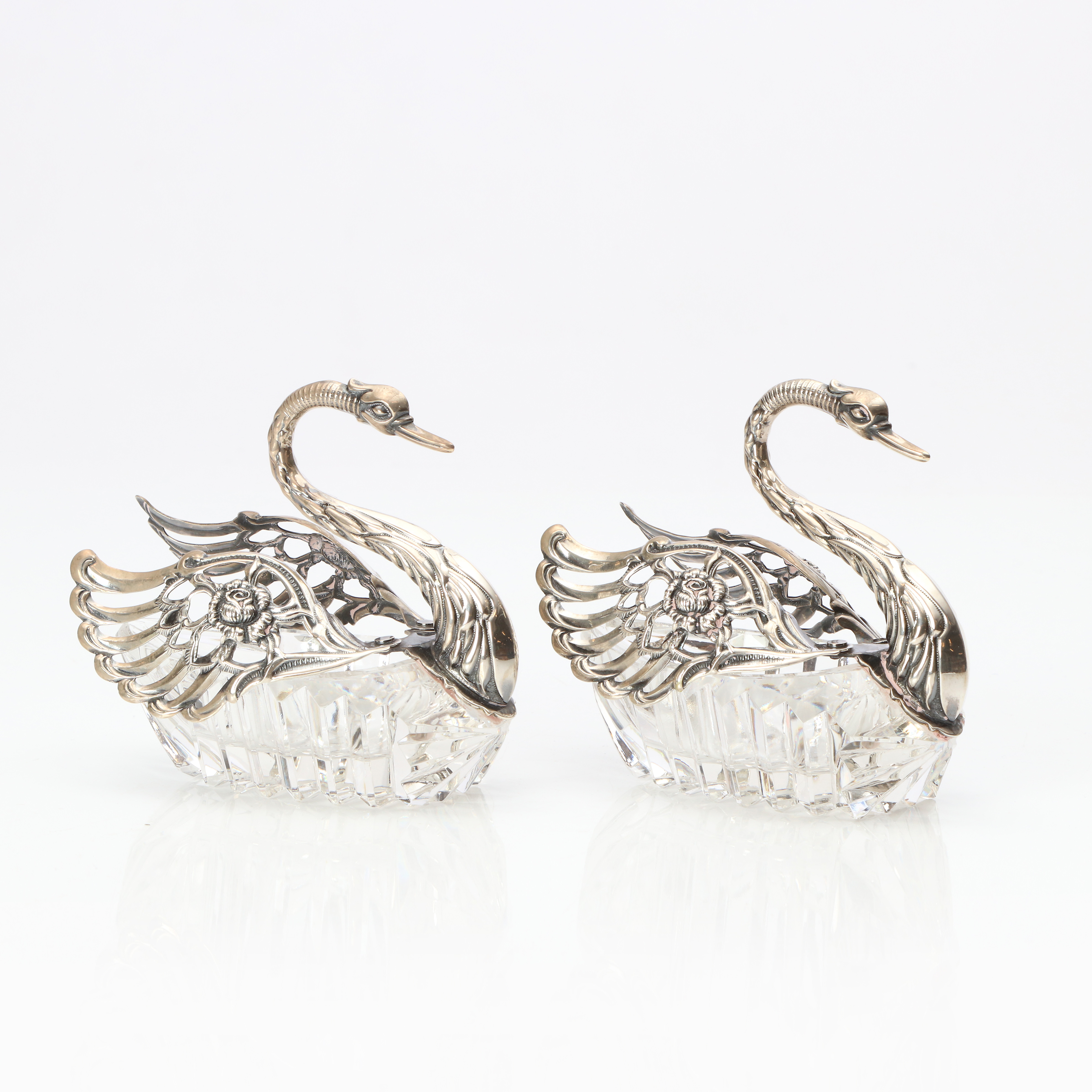 SALTSVANAR, ETT PAR. Silver och glas. Svenska imporstämplar.