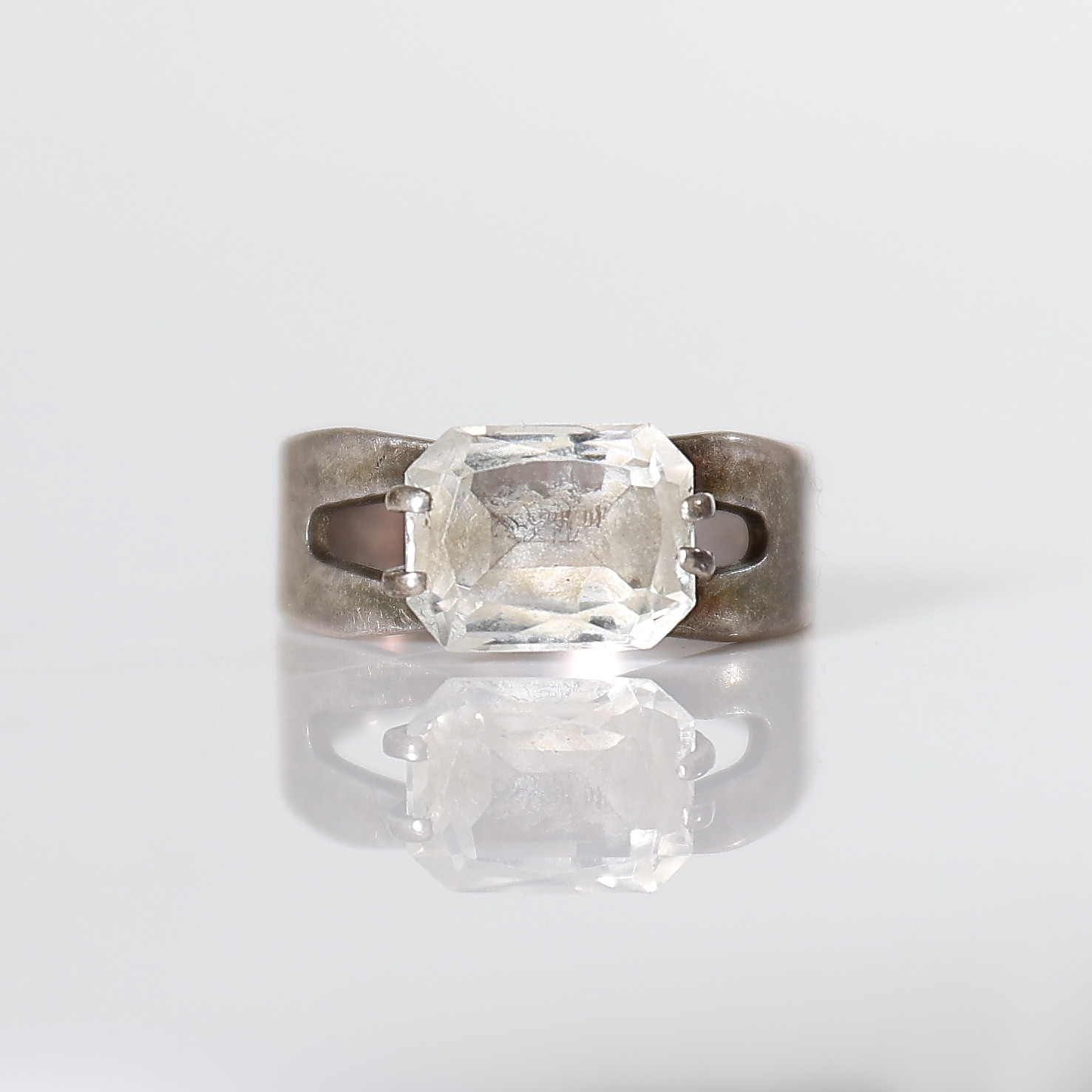 RING, silver & bergskristall, 1900-tal. Totalvikt ca 3,4 gram.