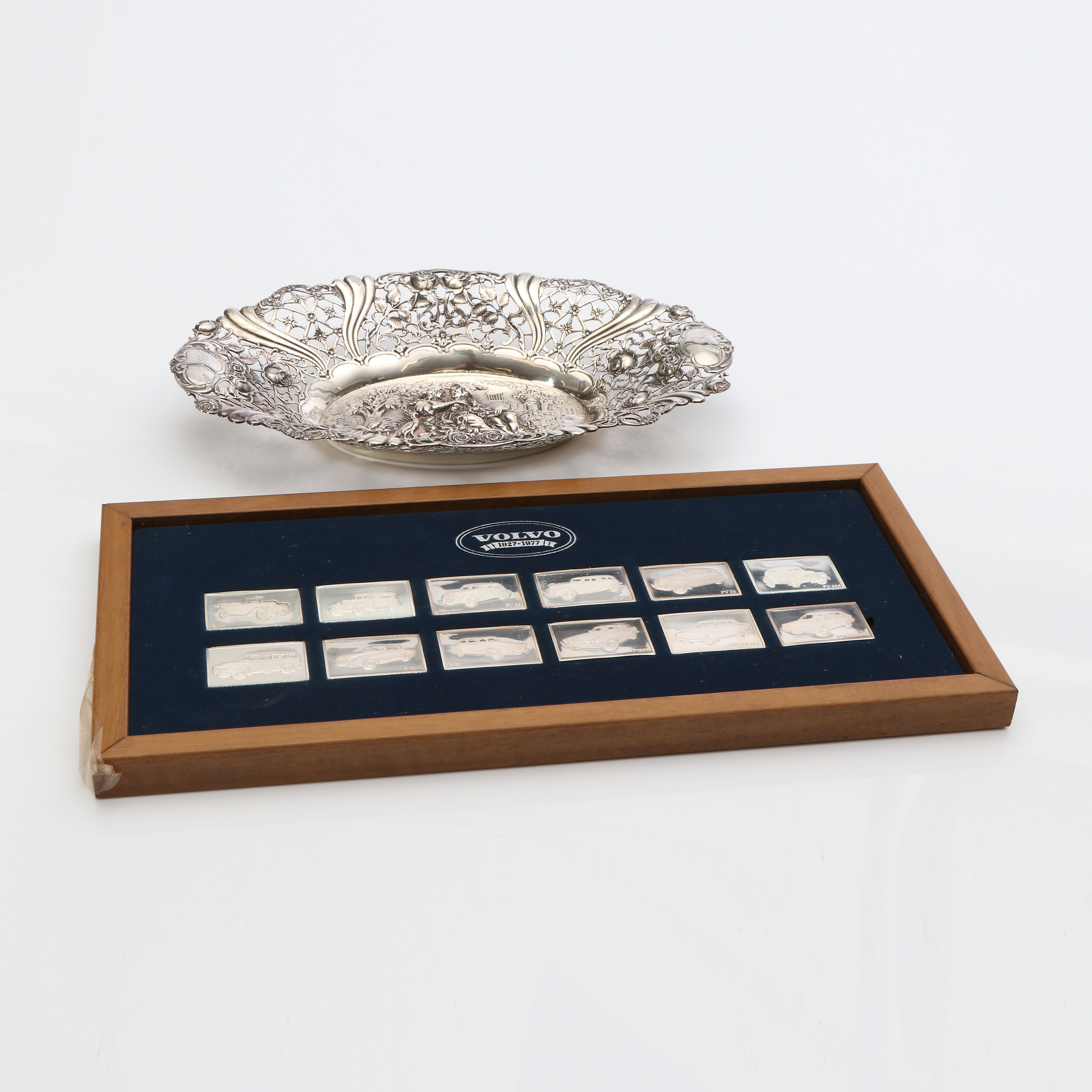 SILVERPLAKETTER, 12 ST SAMT SKÅL MED GENOMBRUTEN KANT. Silver. Plaketterna Franklin Mint. Silvervikt ca 490 gram.