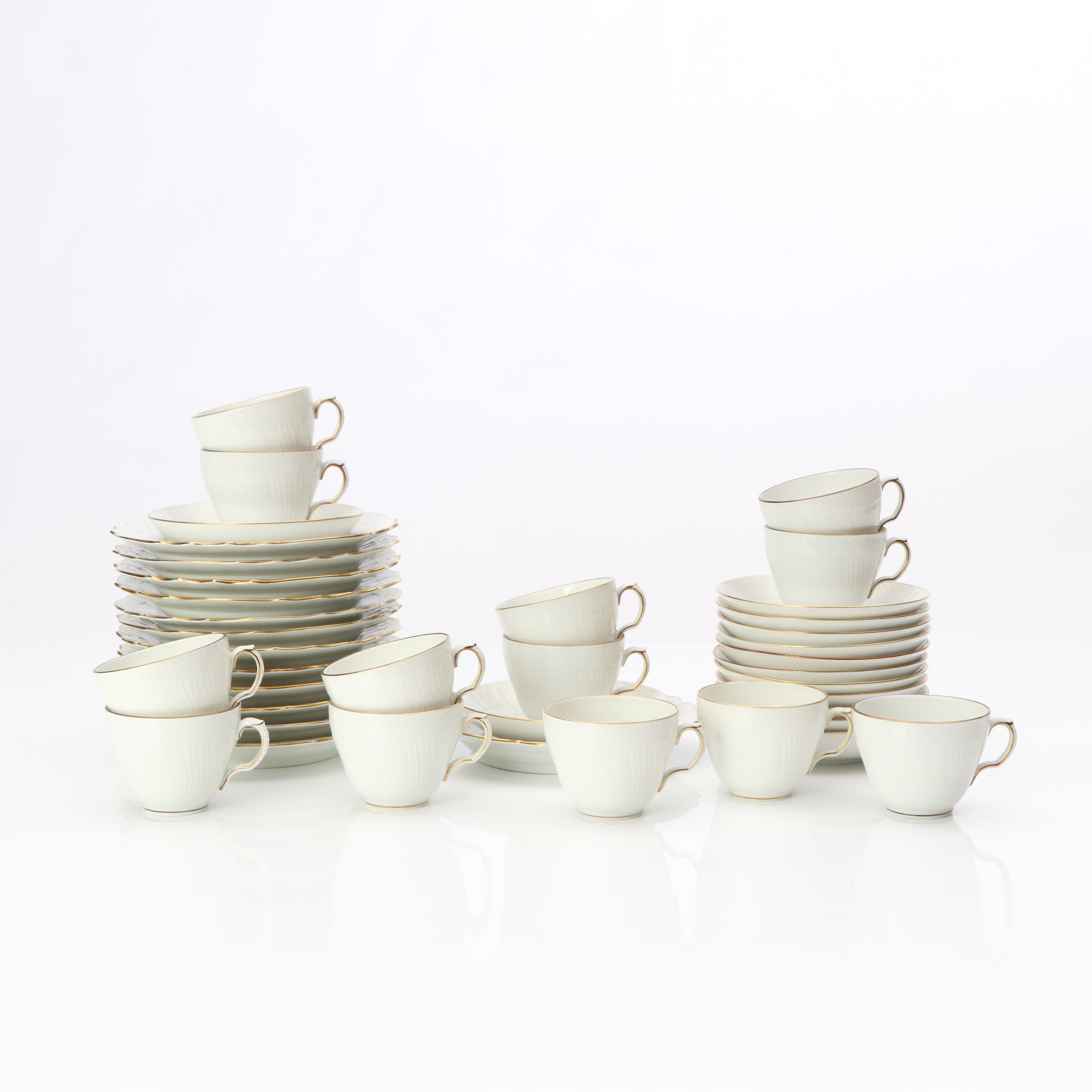 ROYAL COPENHAGEN, KAFFESERVIS, 26 DELAR. Porslin med gulddekor. Danmark, 1900-tal.