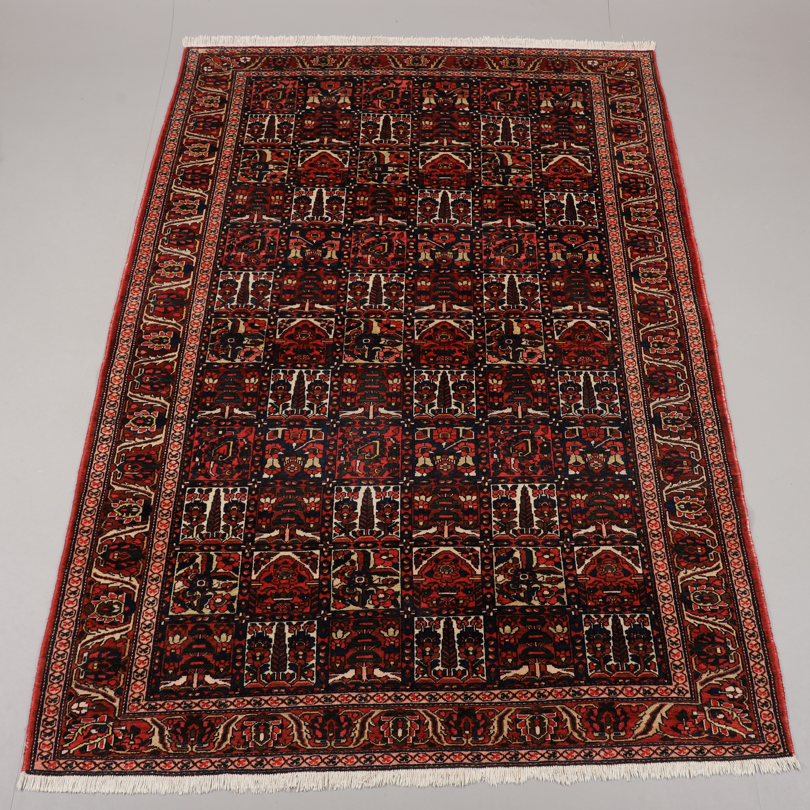 MATTA, Bakhtiari, persisk, 296 x 207 cm.