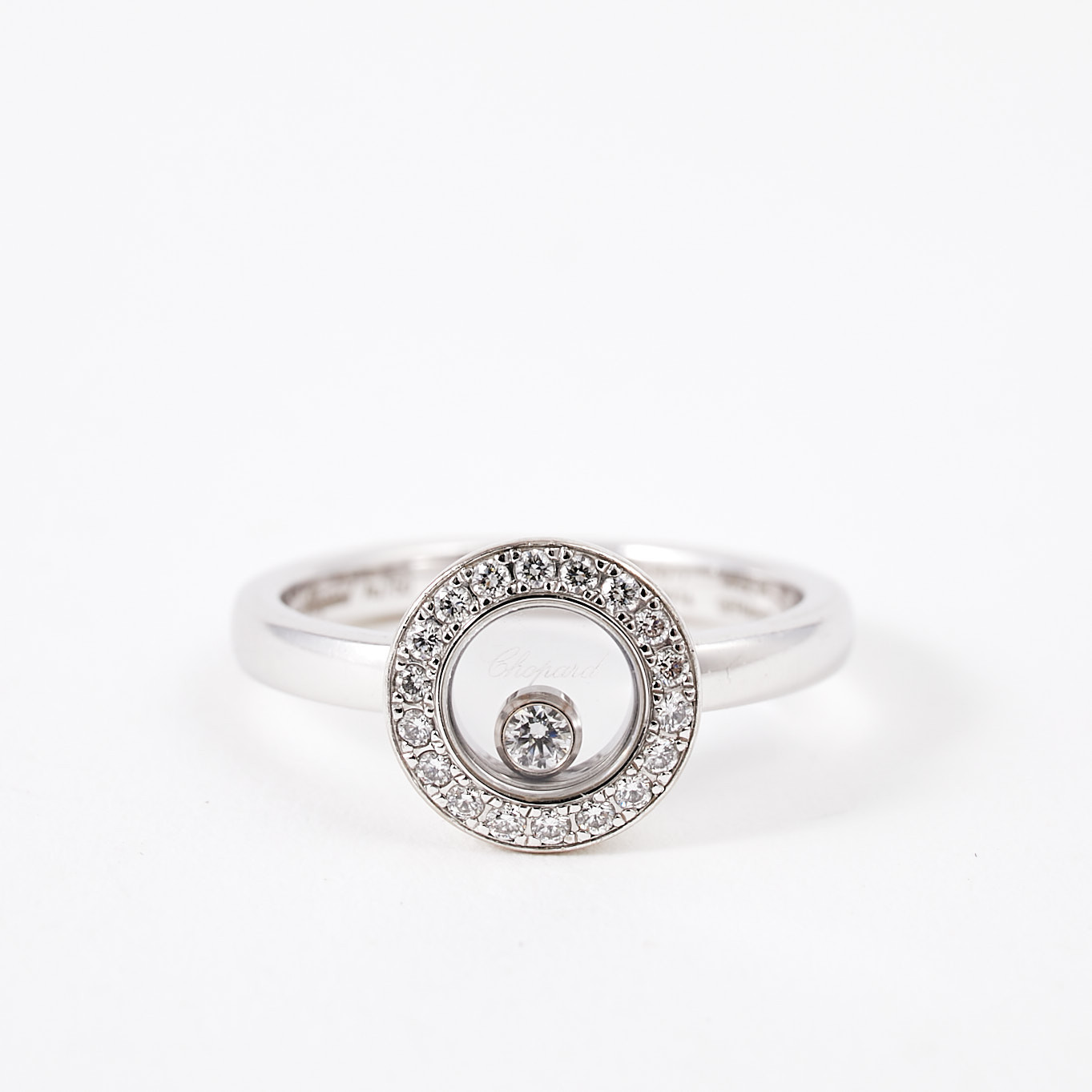 CHOPARD, "Happy Diamonds", ring, 18 k vitguld, 1 flytande briljantslipad diamant, bekransad av 18 briljantslipade diamanter, totalt ca 0,22 ct.