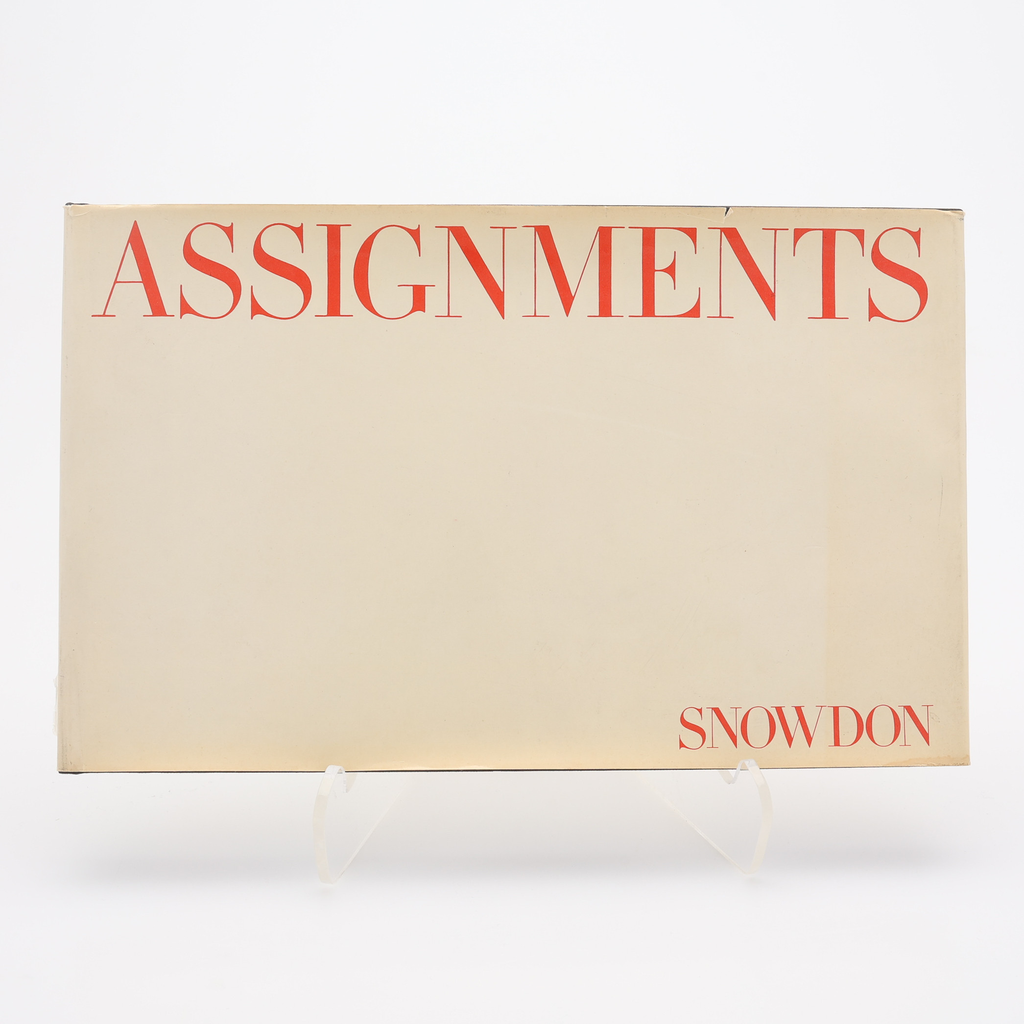 FOTO. DEN BRITTISKE FOTOGRAFEN LORD SNOWDONS "ASSIGNMENTS", 1972 - MED OMFÅNGSRIK DEDIKATION FRÅN LORD SNOWDON.
