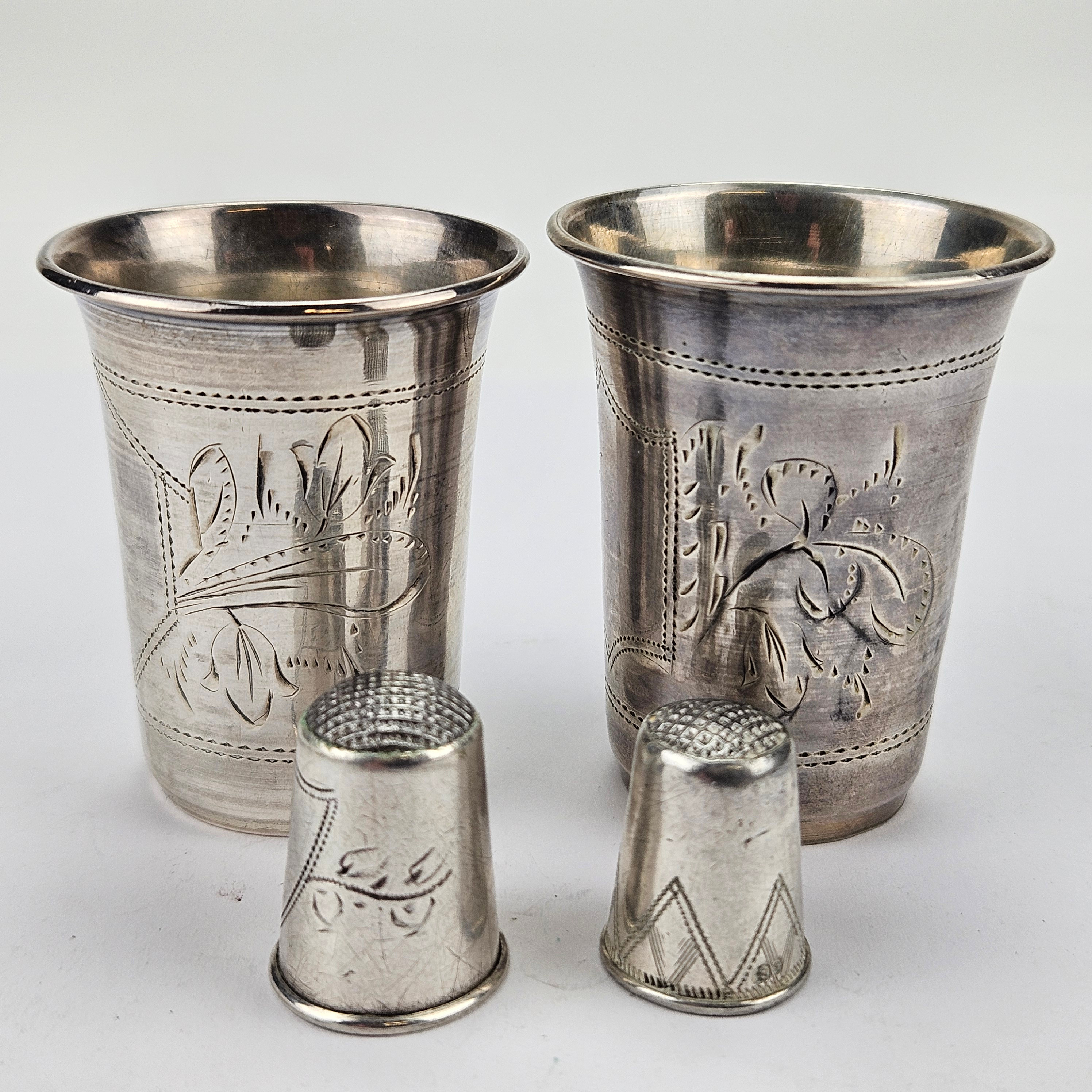 BÄGARE OCH FINGERBORGAR, 4 delar, silver, bland annat Ryssland, vikt ca. 39,5 gram.