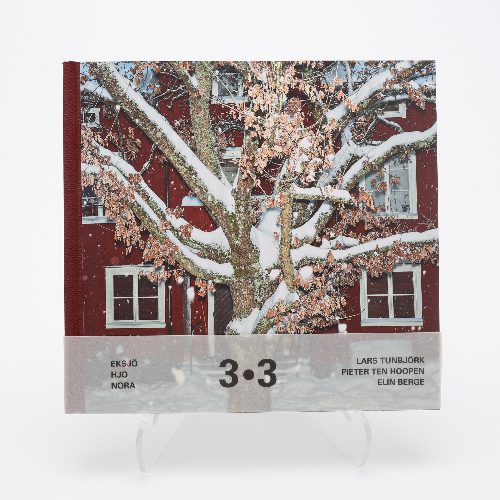 FOTO. DE TRE FOTOGRAFERNA LARS TUNBJÖRK, PIETER TEN HOOPEN OCH ELIN BERGES "3*3: EKSJÖ, HJO, NORA" I FÖRSTA UPPLAGAN, 2013.