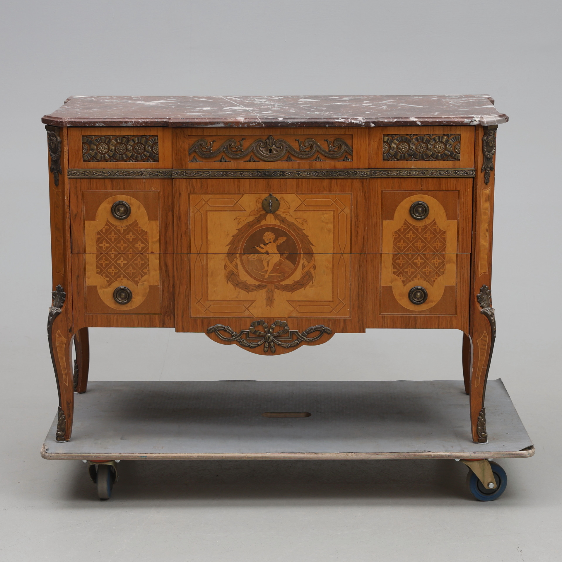 BYRÅ. Gustaviansk stil, med intarsia, 1900-tal.