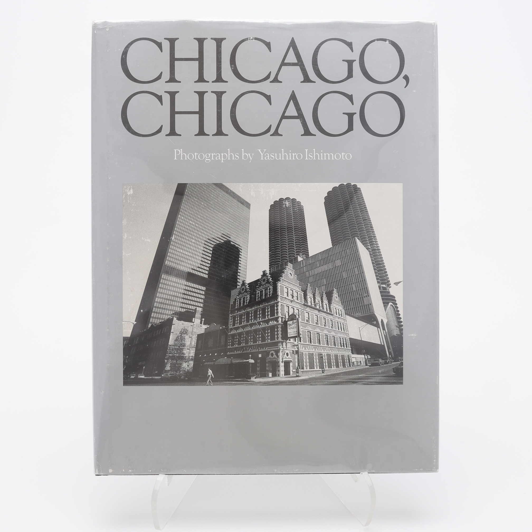 FOTO. DEN JAPANSK-AMERIKANSKE FOTOGRAFEN YASUHIRO ISHIMOTOS "CHICAGO, CHICAGO" I FÖRSTA UPPLAGAN, 1983.