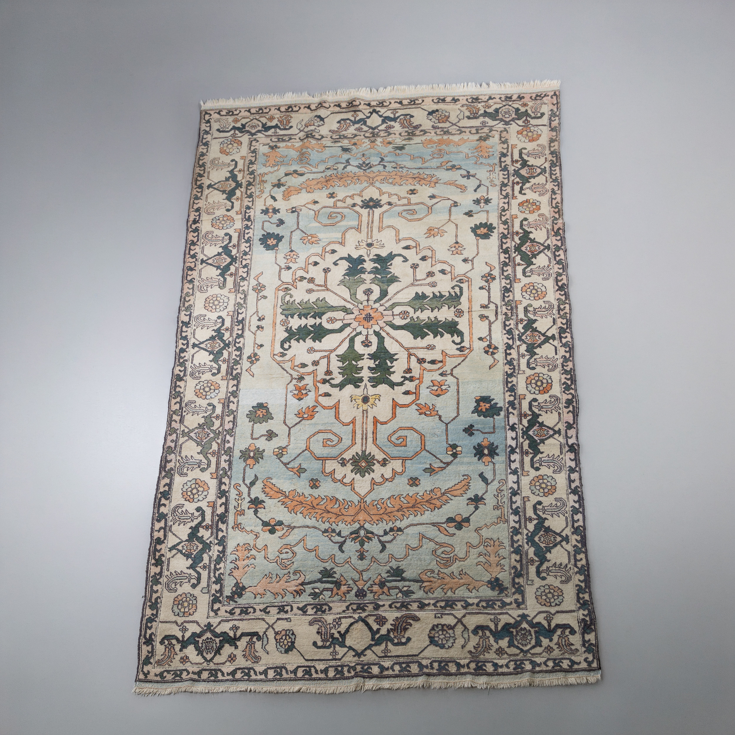 MATTA, troligen Heriz, ca 393 x 222 cm.