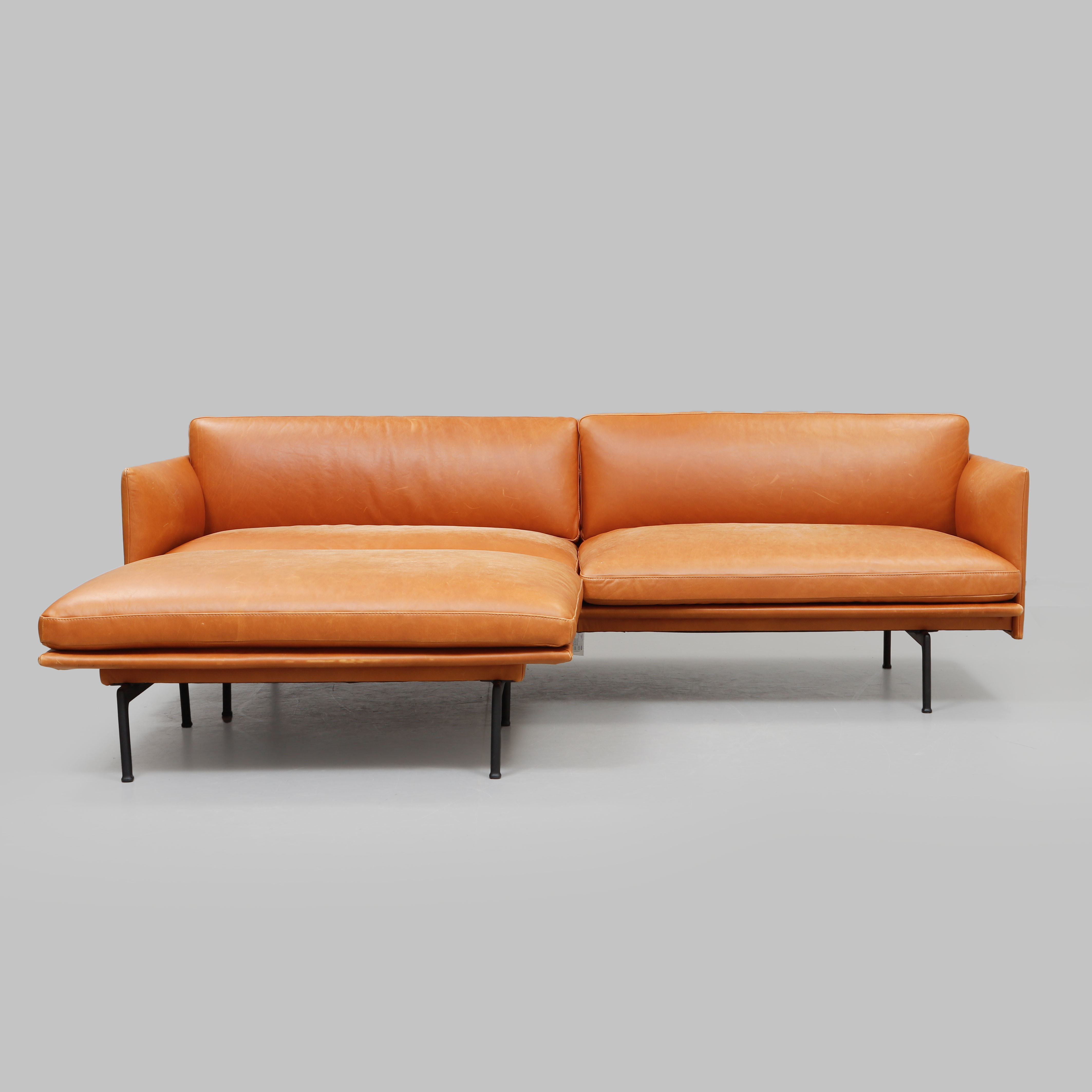 ANDERSSEN & VOLL. Soffa med sittpuff, "Outline" & "Outline pouf", Muuto, Danmark.