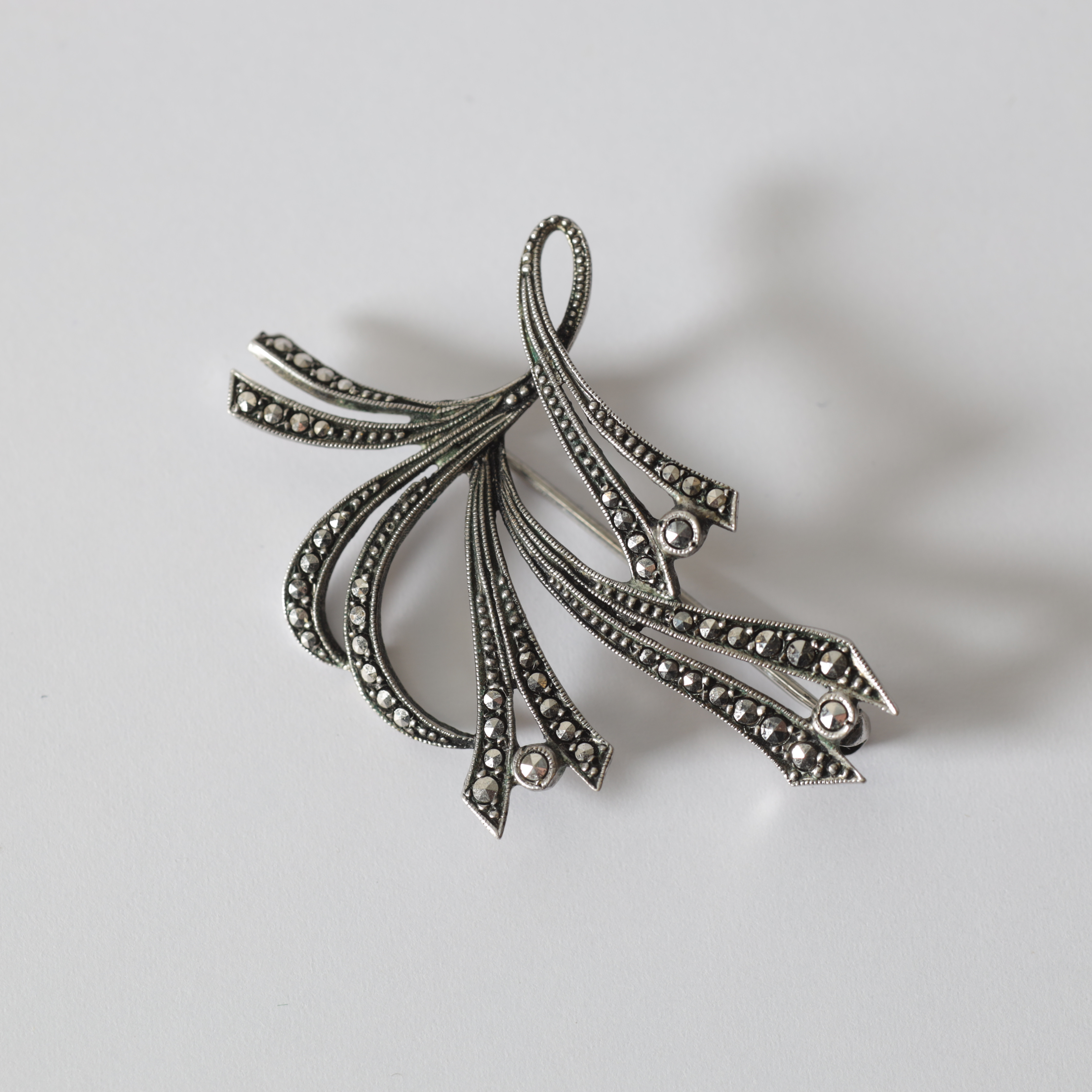 BROSCH, silver, Art Déco, 1920-/30-tal. Totalvikt ca 6,2 gram.