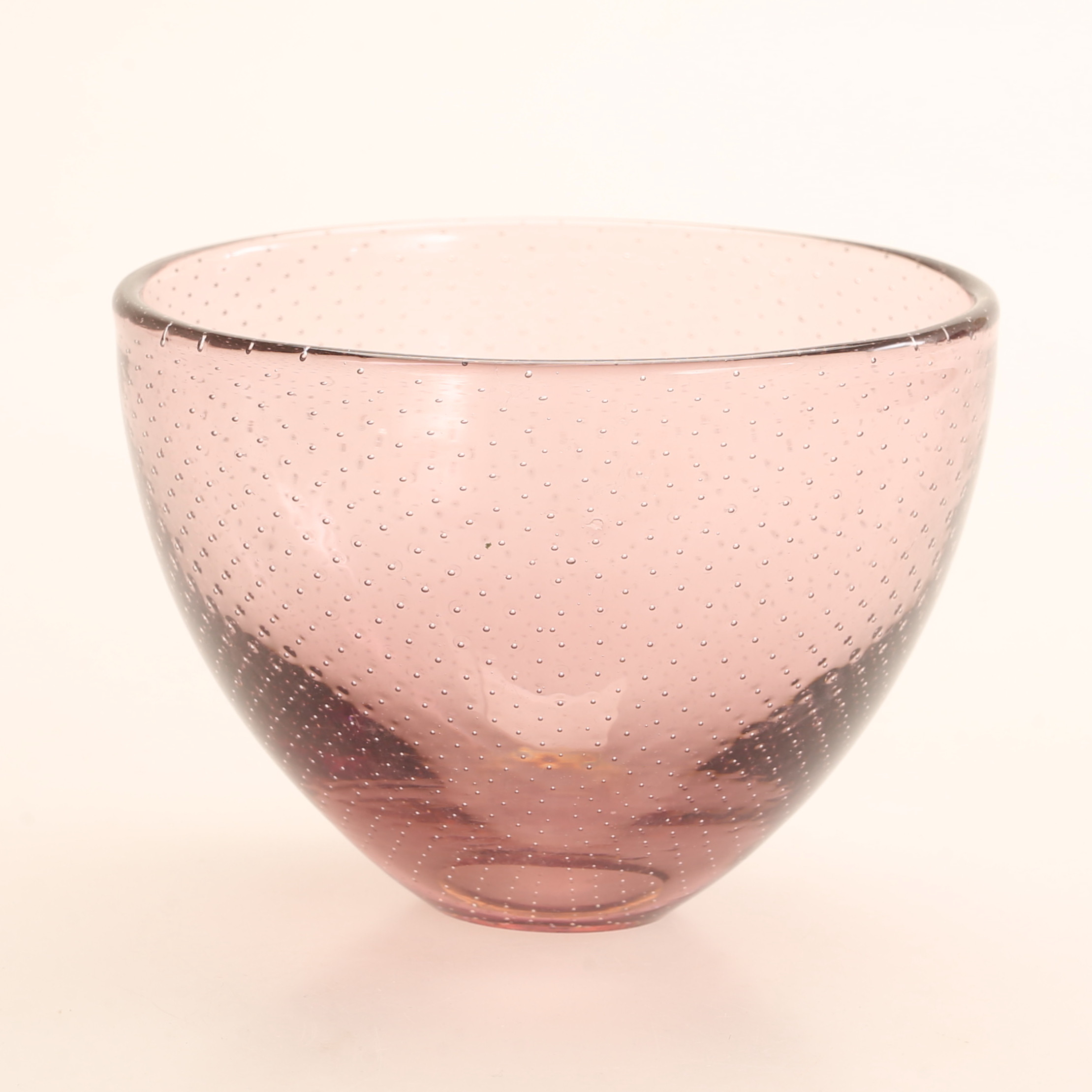 GUNNEL NYMAN. Skål, konstglas, signerad.