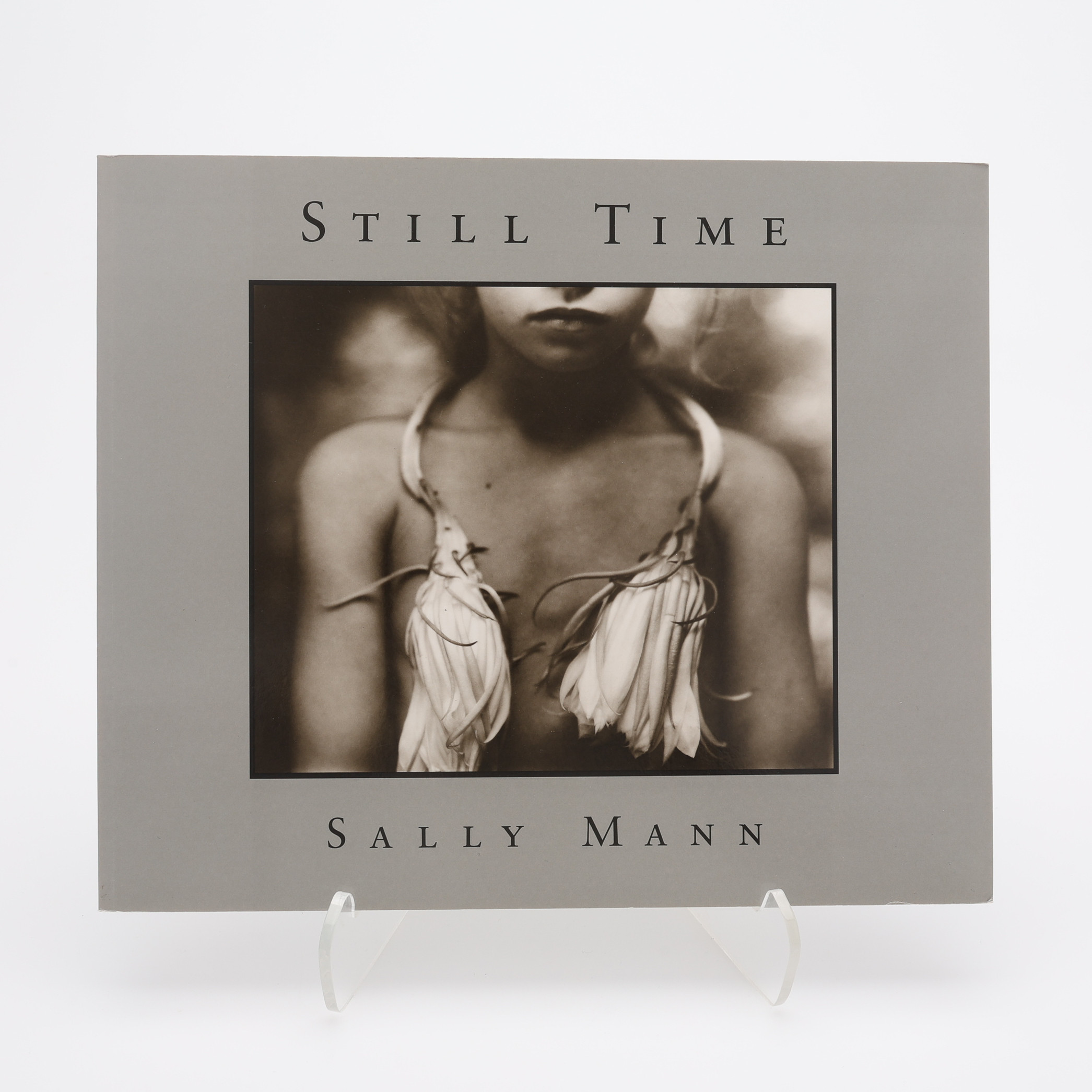FOTO. DEN AMERIKANSKE FOTOGRAFEN SALLY MANNS "STILL TIME" I FÖRSTA UPPLAGAN, 1992.