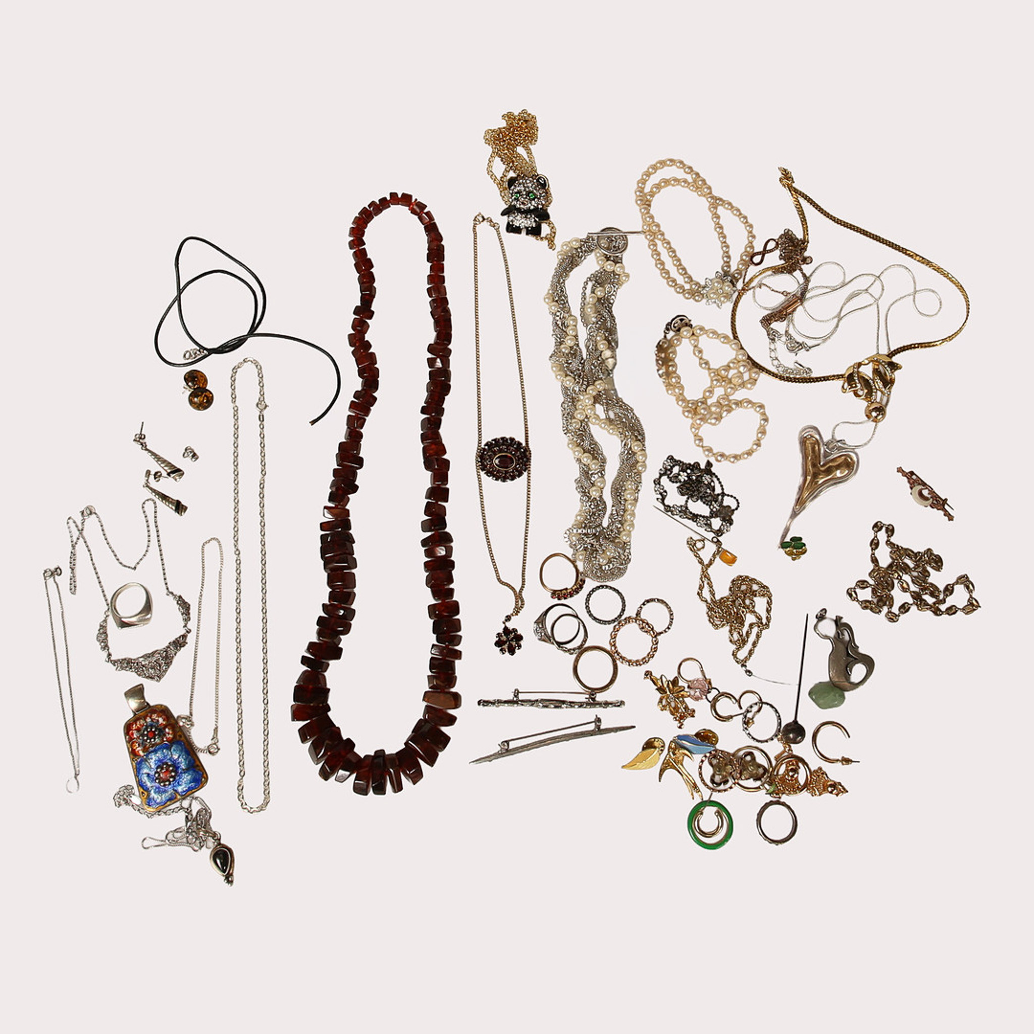 DIVERSE BIJOUTERIER, silver, pärlhalsband, stenar, ringar, örhängen mm.