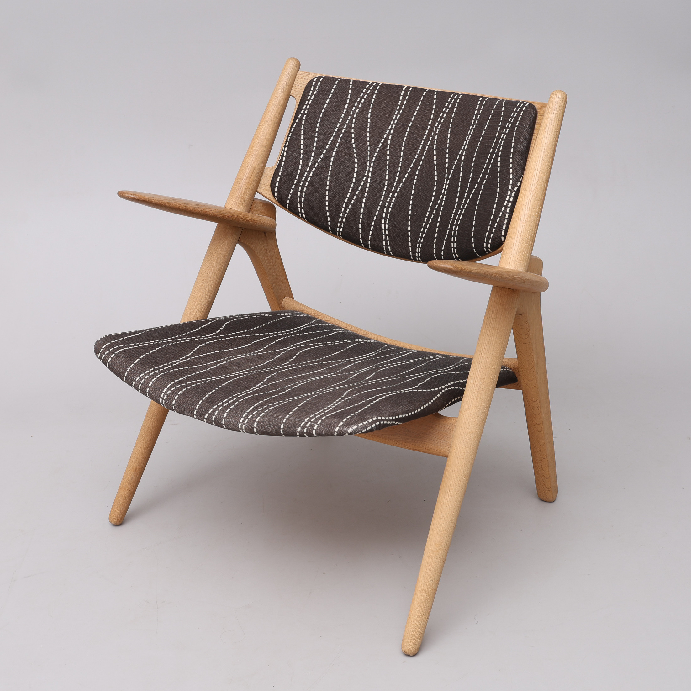 HANS J WEGNER. FÅTÖLJ, "CH-28", CARL HANSEN & SON, ODENSE DANMARK.