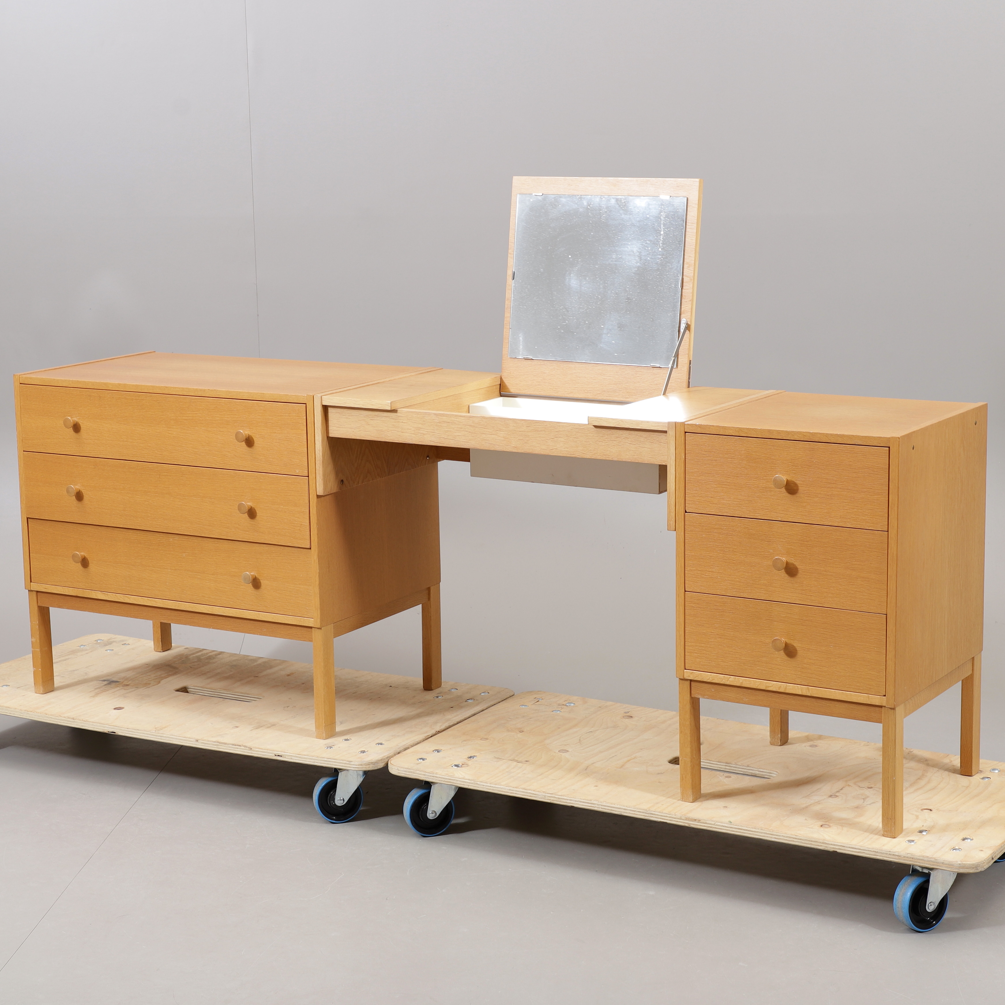 SMINKBORD med BYRÅER, ek, 1960-tal.