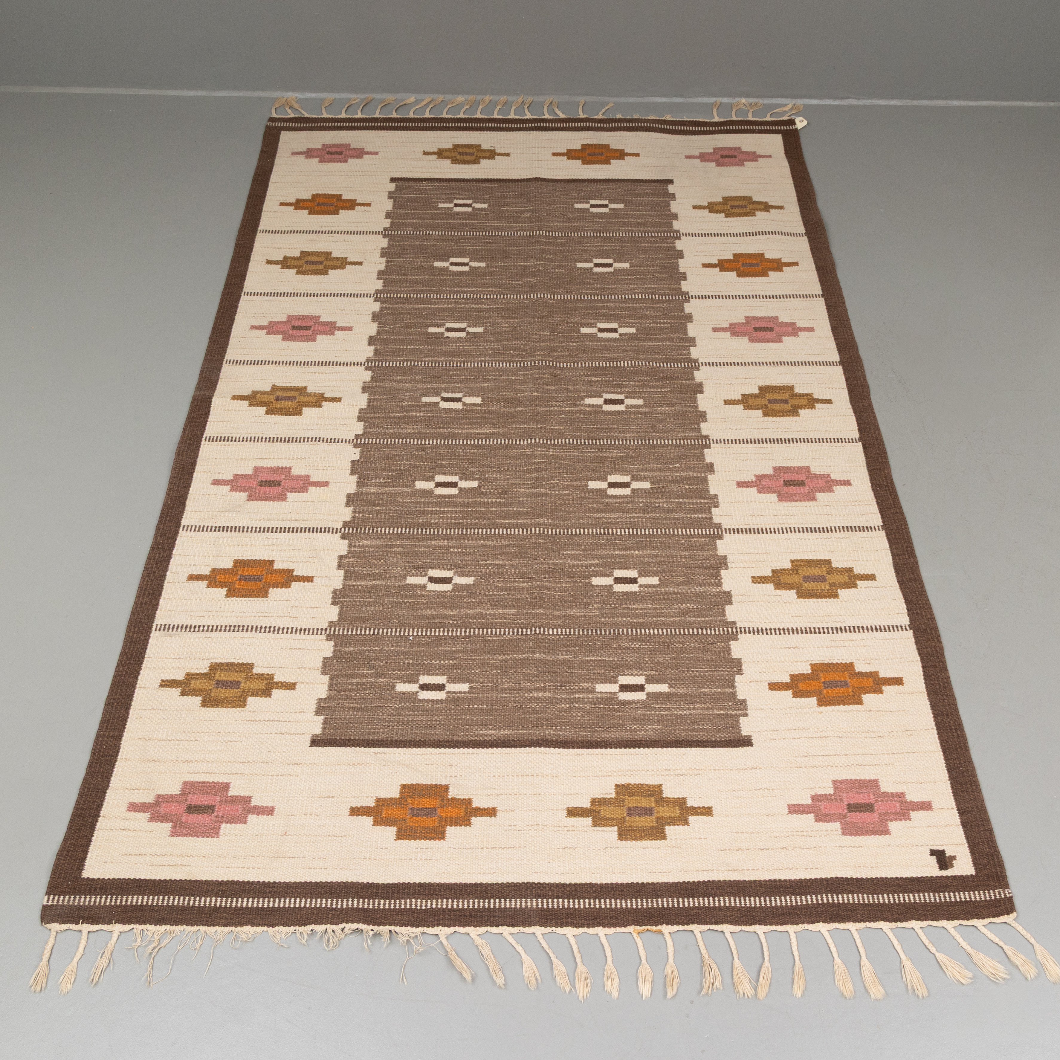 ERIK LUNDBERG. Matta, rölakan, "Skogsstjärnan", Vävaregården, Eringsboda, mått 304x197 cm.