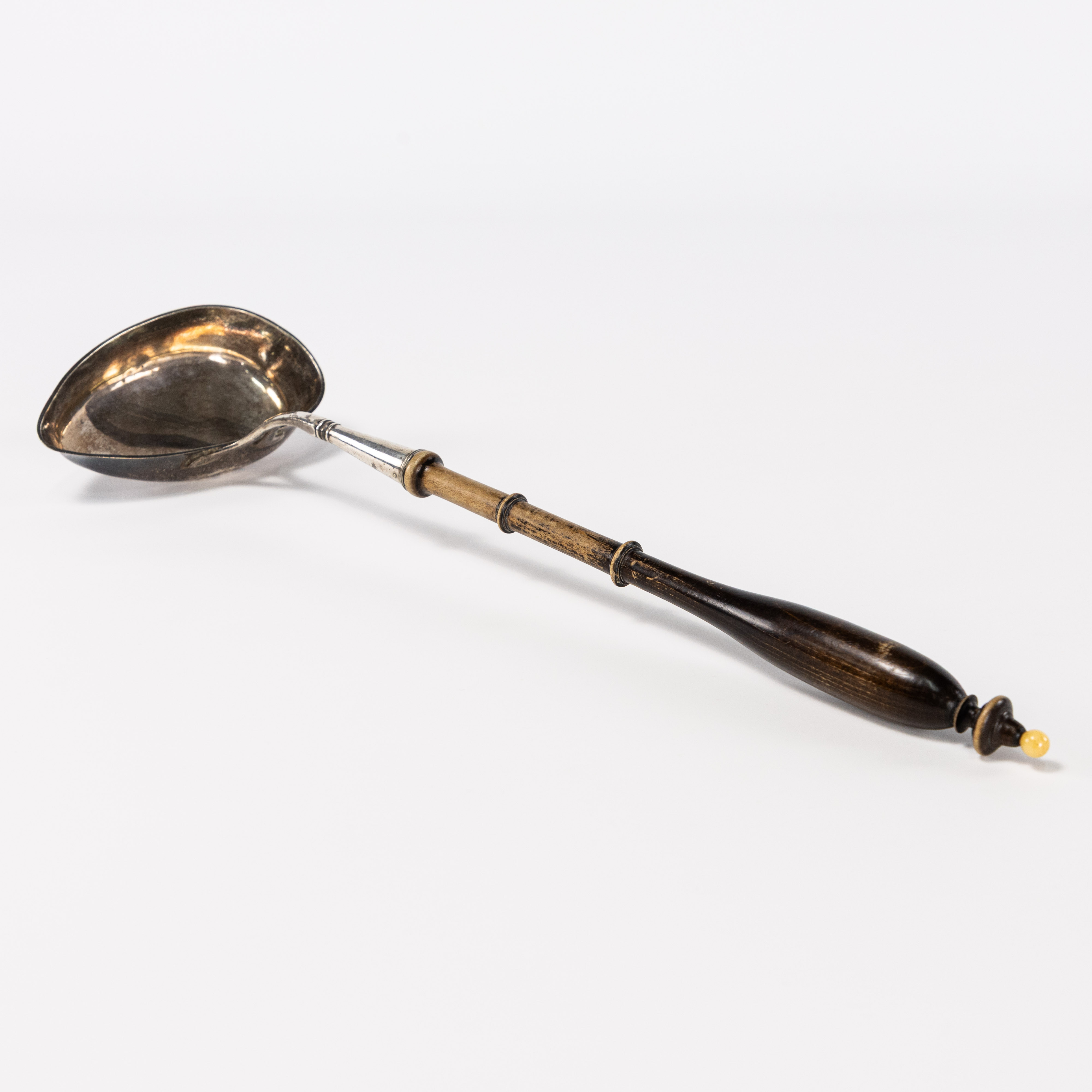 SOPPSLEV. Silver med trähandtag, 1834.