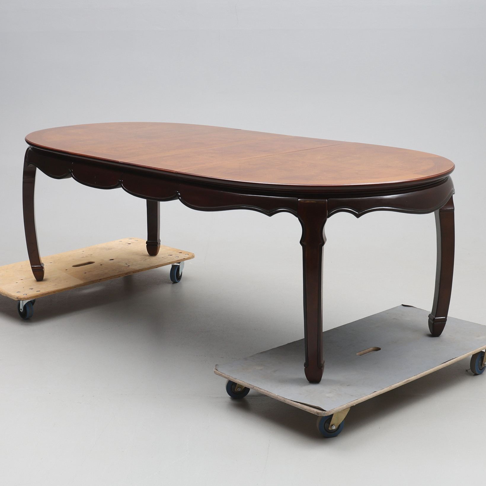 MATSALSMÖBEL. 7 delar, mahogny, orientalisk stil, 1900-tal, med iläggsskivor.