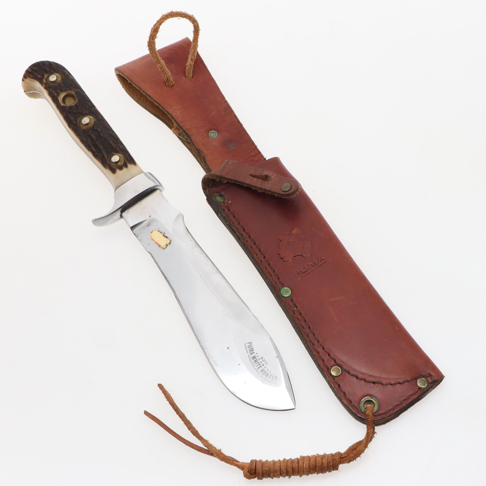 JAKTKNIV med slida av läder, stål och horn, "Puma White Hunter 6377", handmade, Väst Tyskland, 1970-tal.