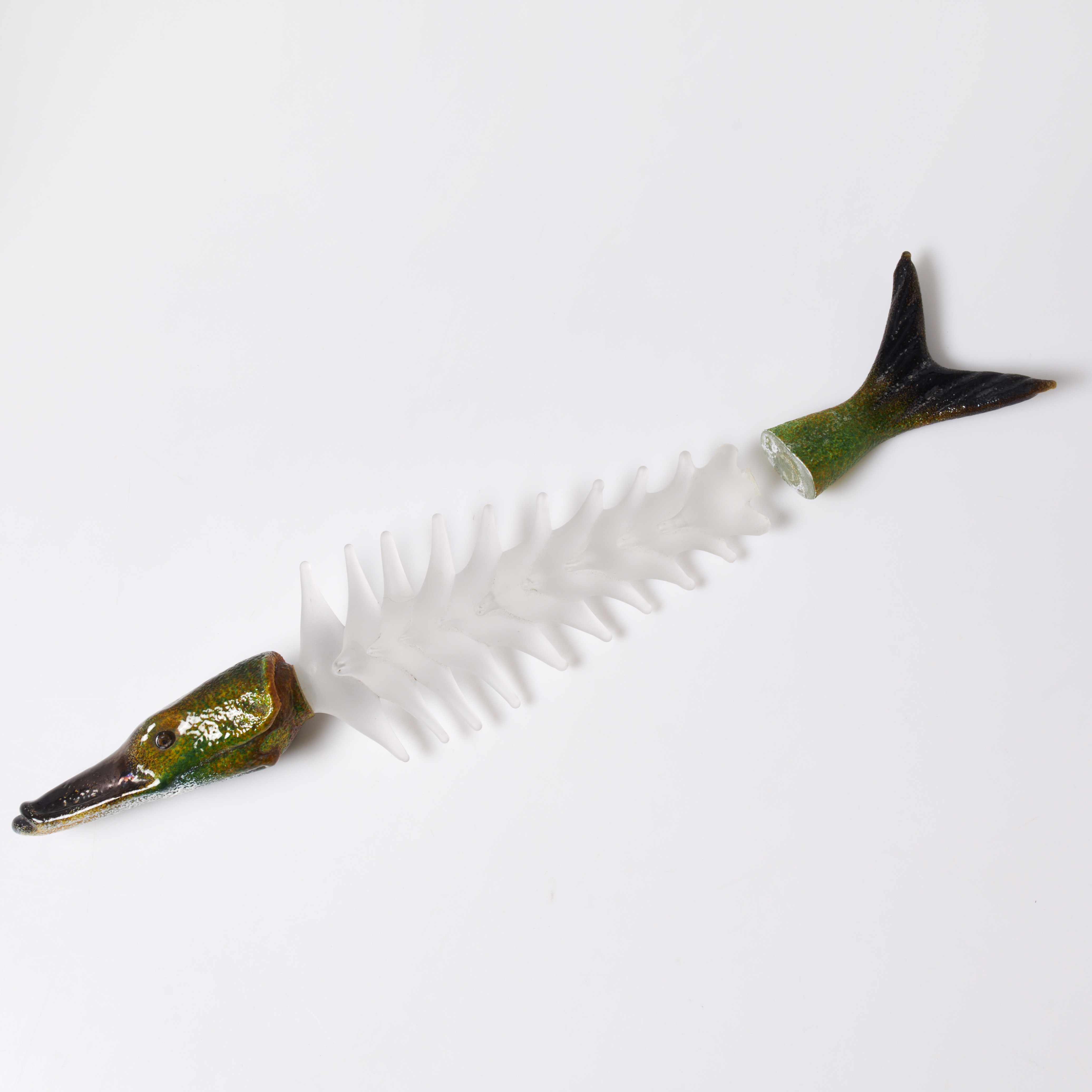 KJELL ENGMAN. Skulptur, i form av fisk, glas, signerad samt numrerad 7272355, Kosta Boda.