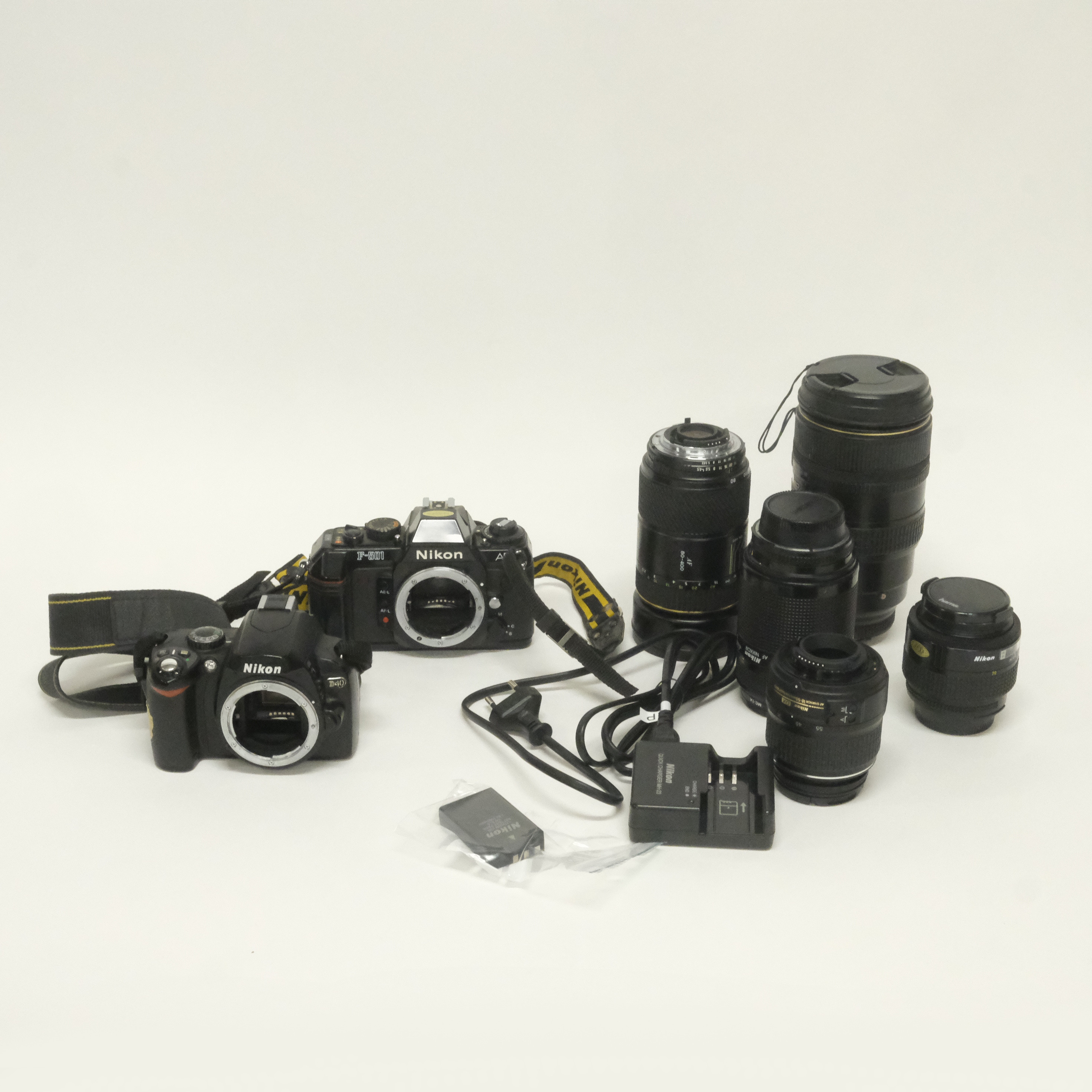 KAMEROR OCH OBJEKTIV. MESTADELS NIKON. SJU DELAR.