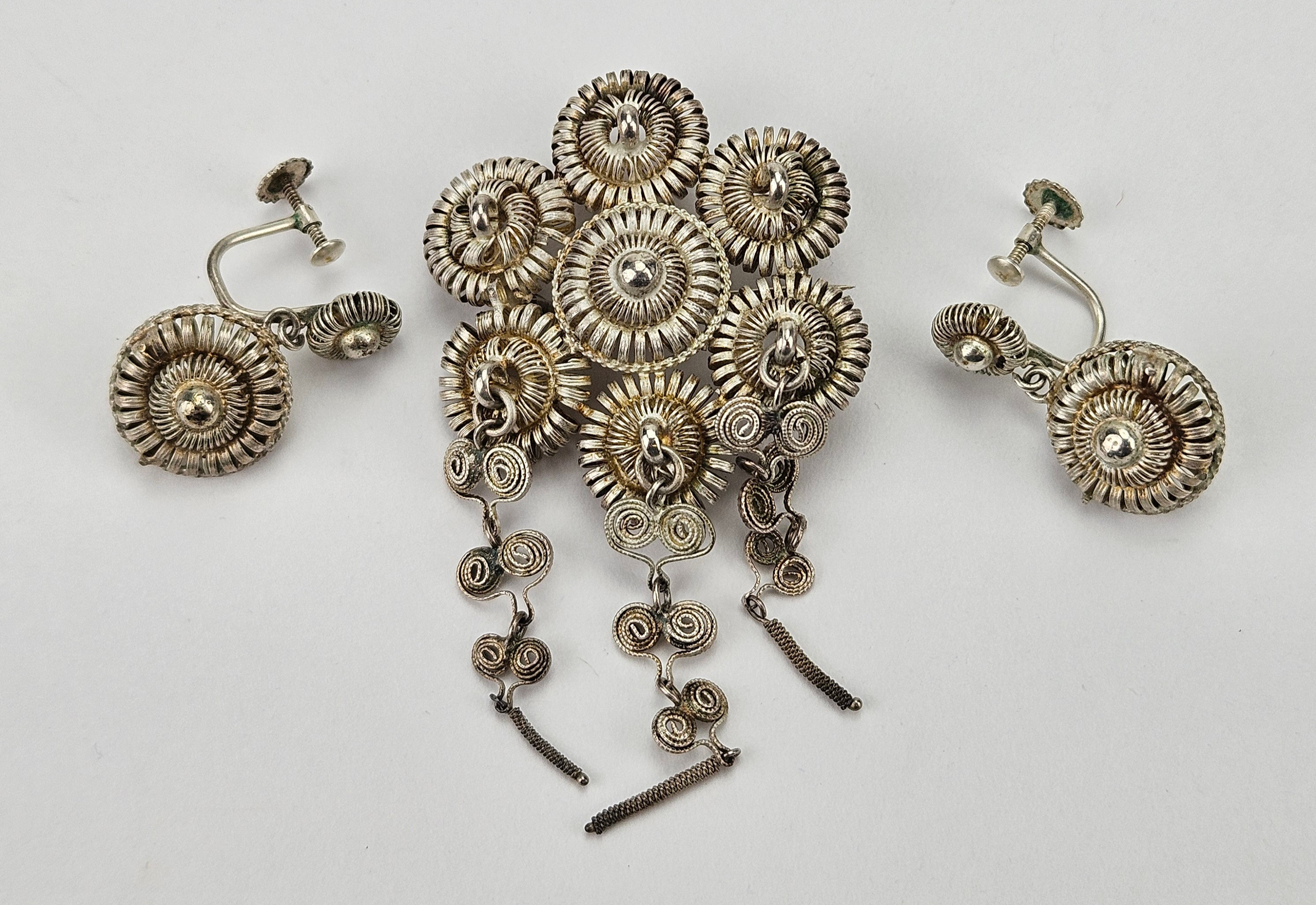 DRÄKTSMYCKEN, 2 delar, silver, 1900-tal.