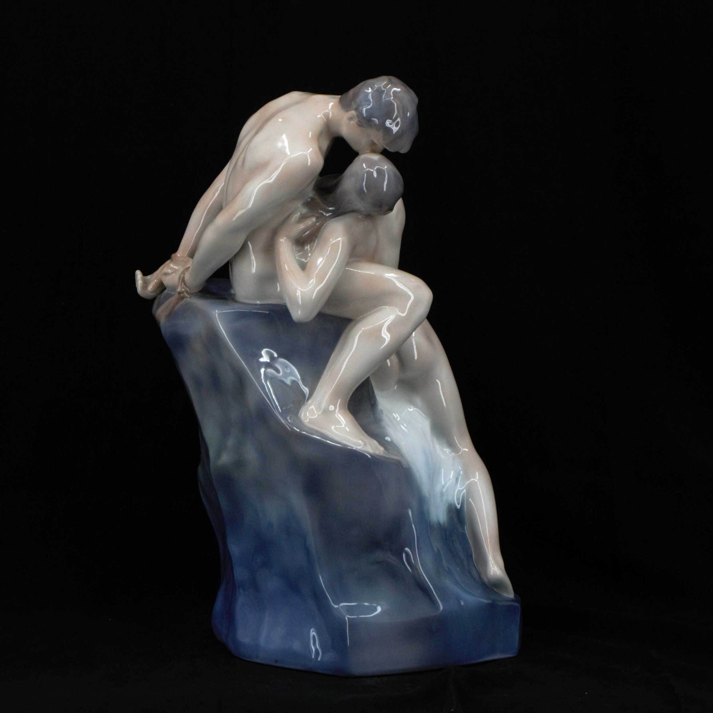 THEODOR LUNDBERG. Skulptur, "Kyssen", porslin, nr 1132, Royal Copenhagen, Danmark.