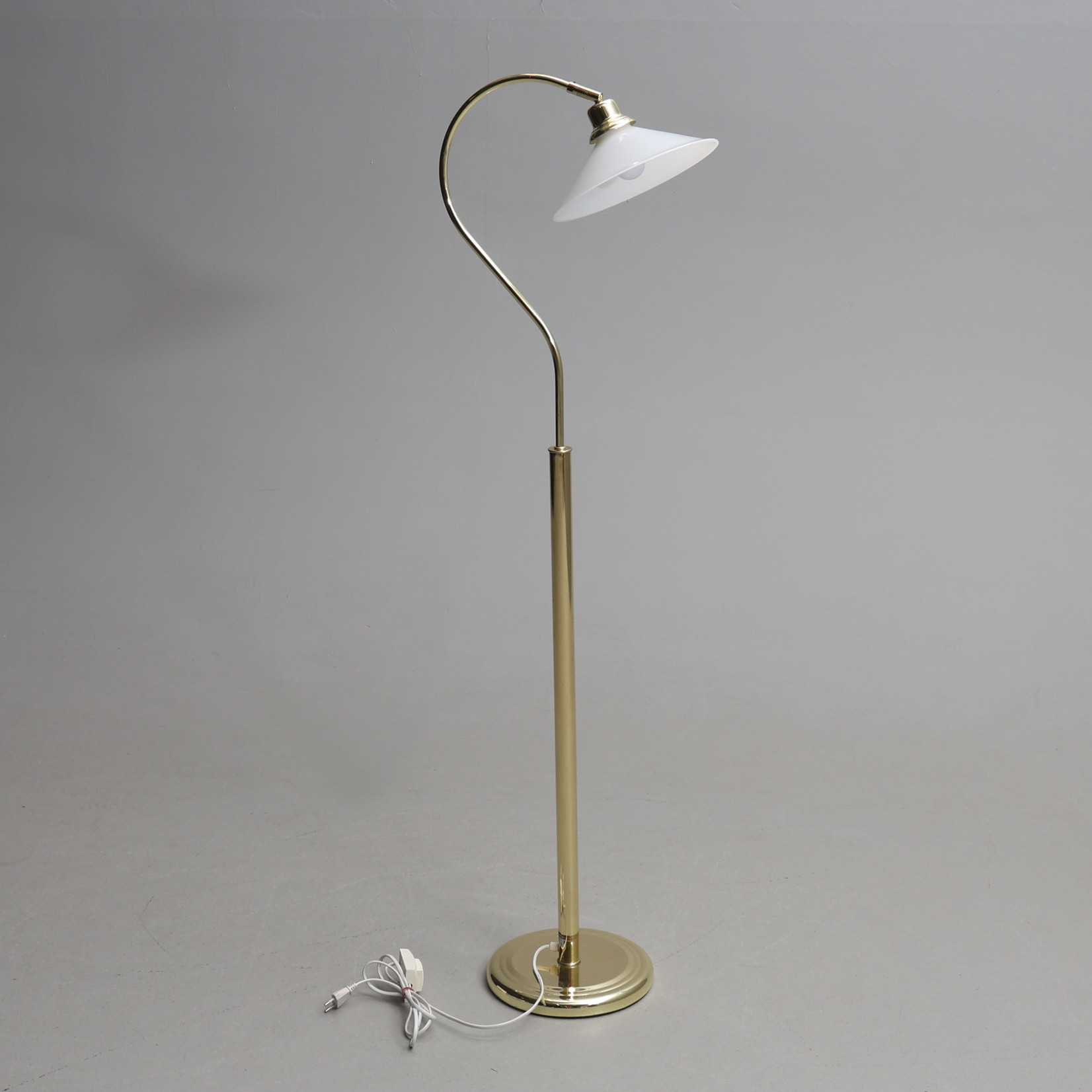 GOLVLAMPA. Ikea, mässing.