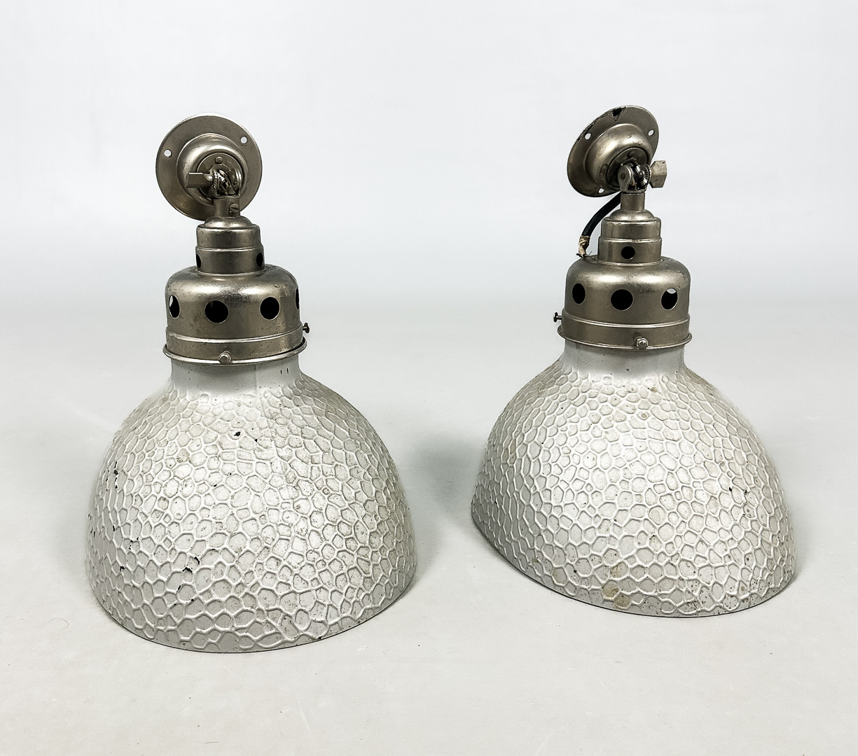 VÄGGLAMPOR, Ett par, För utomhusbruk, Bemålat glas och metall, 1900-tal.