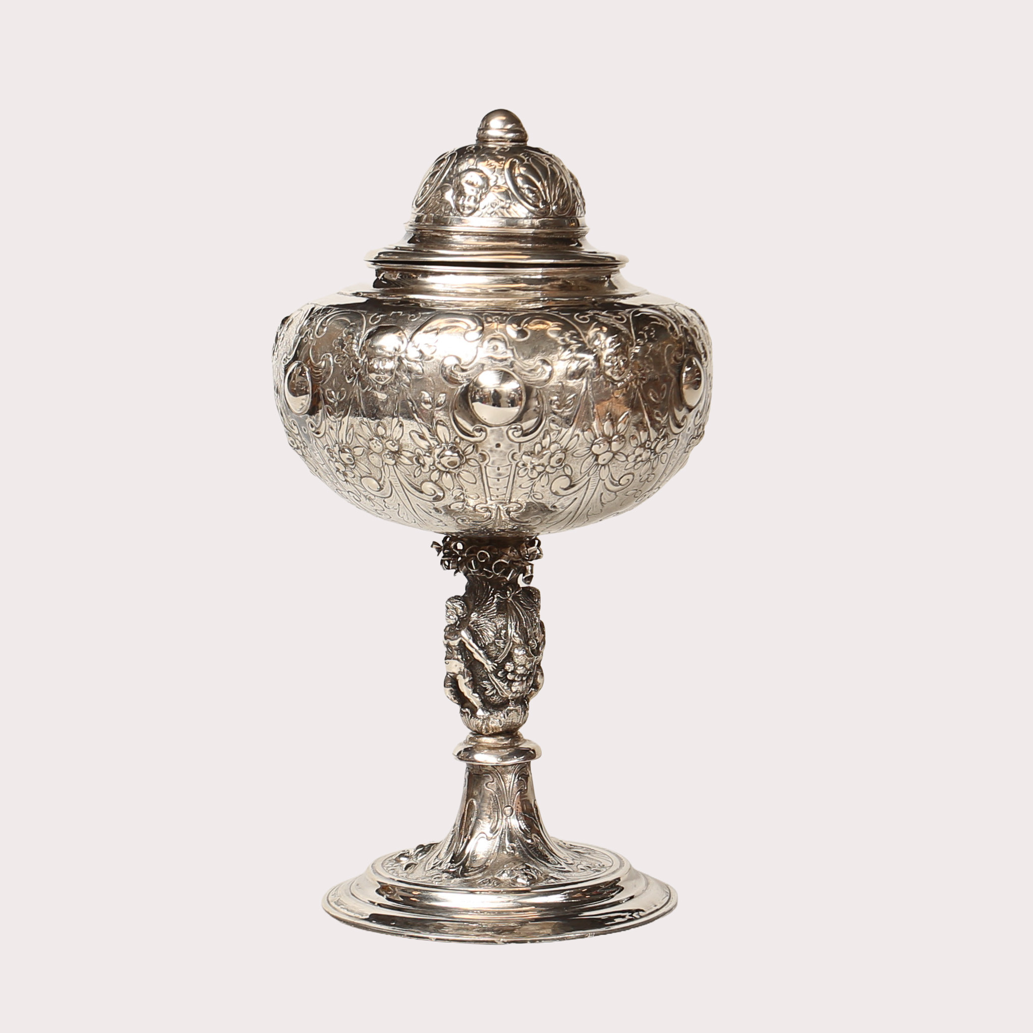 POKAL MED LOCK, silver, renässansstil, tidigt 1800-tal eller tidigare.