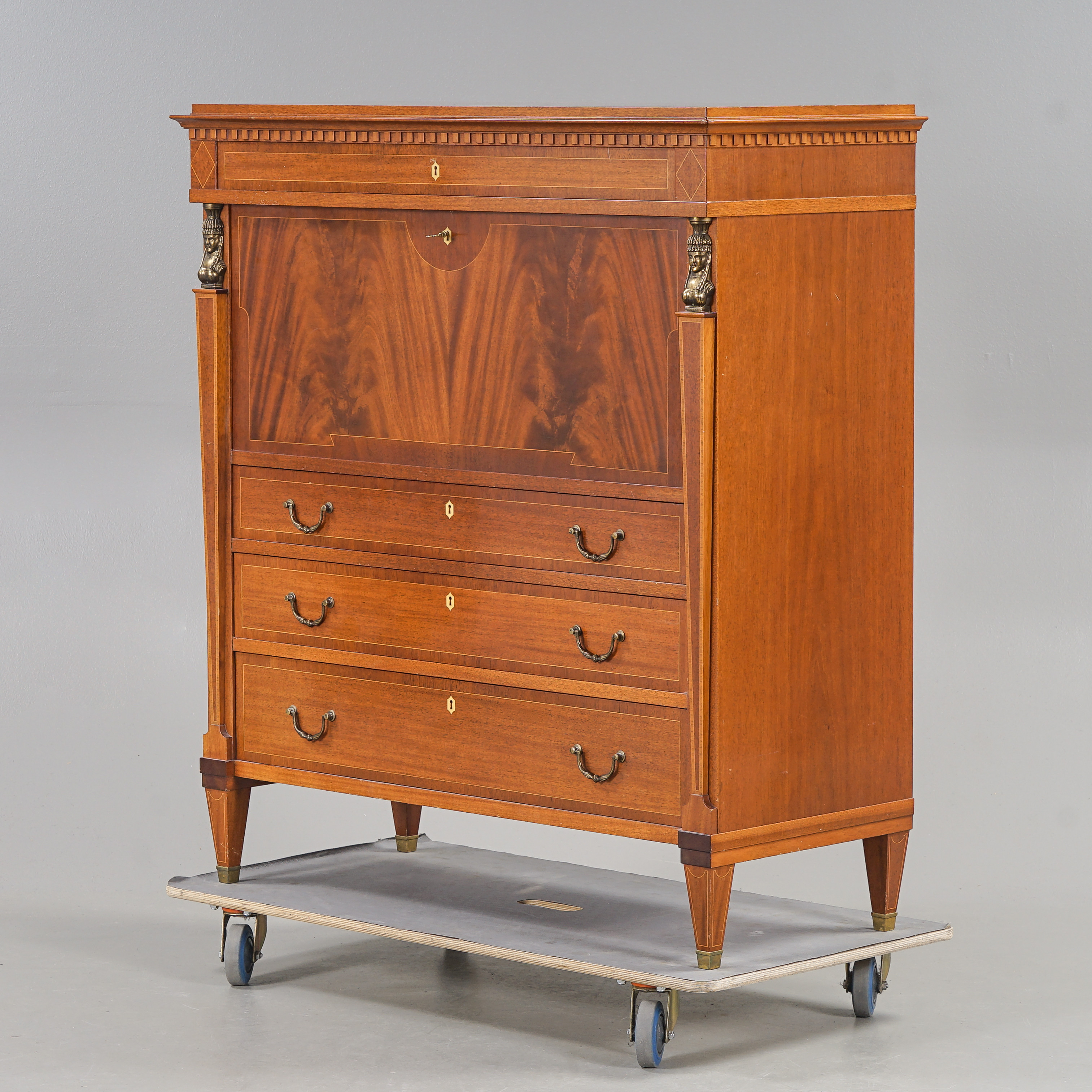 CHIFFONJÉ Sengustaviansk stil, mahogny, 1900-talets andra hälft.