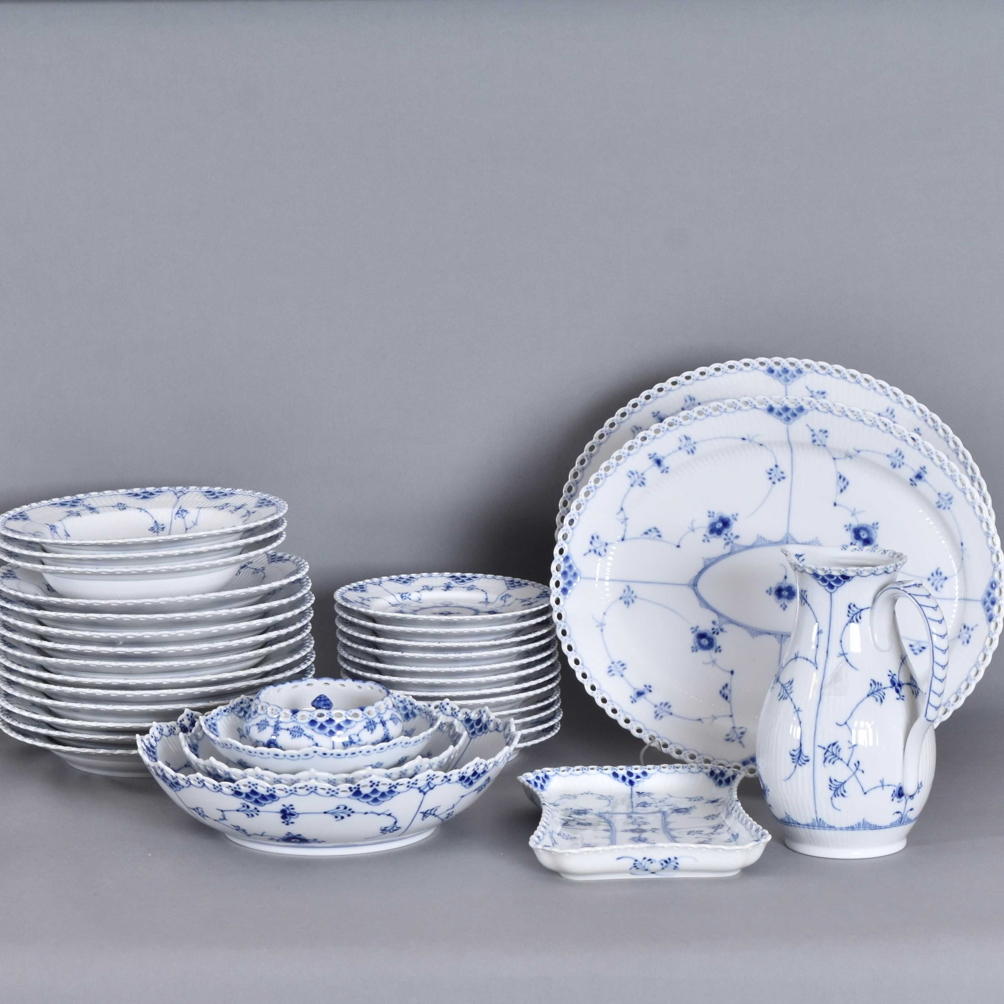 MATSERVIS, 34 delar, porslin, Royal Copenhagen Musselmalet Helblonde.
