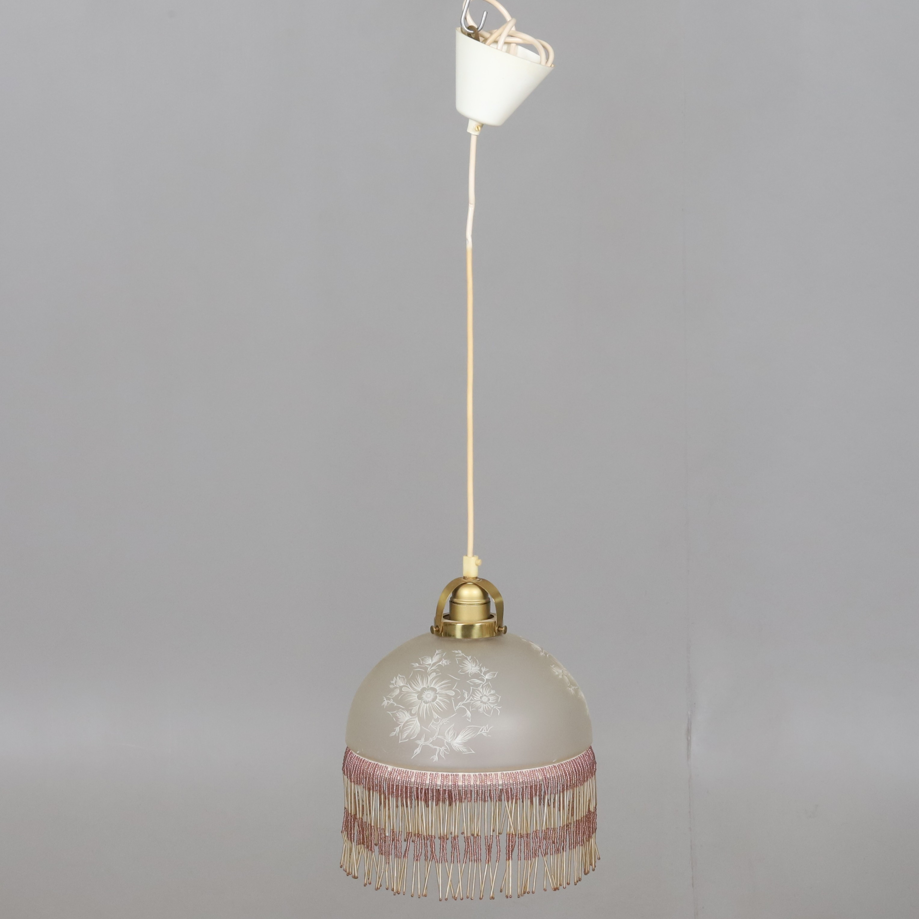 TAKLAMPA med pärlfransar, glas, tidigt 1900-tal.