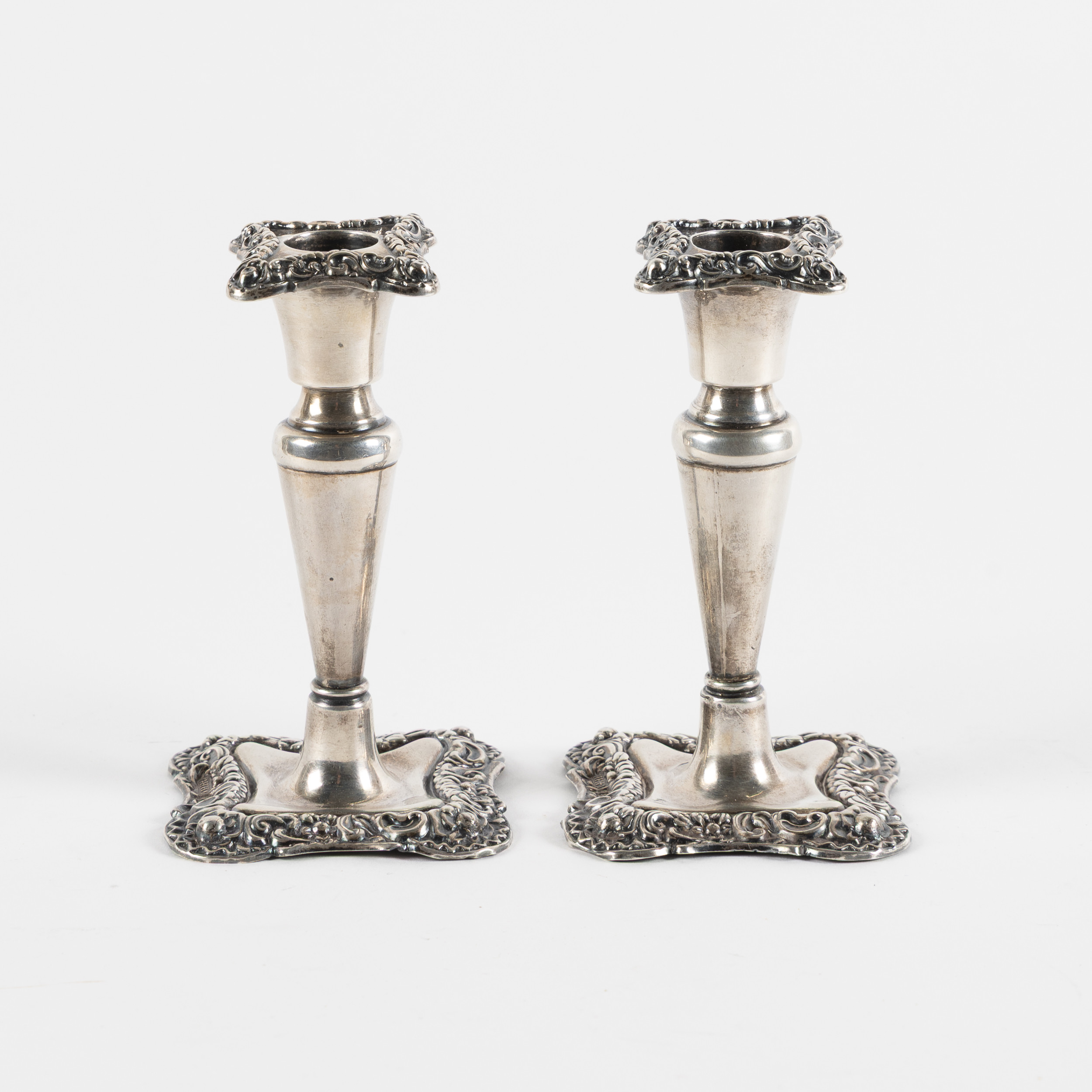 LJUSSTAKAR, ett par, sterlingsilver, Georg Henry Hulley, Sheffield, 1901-1904.