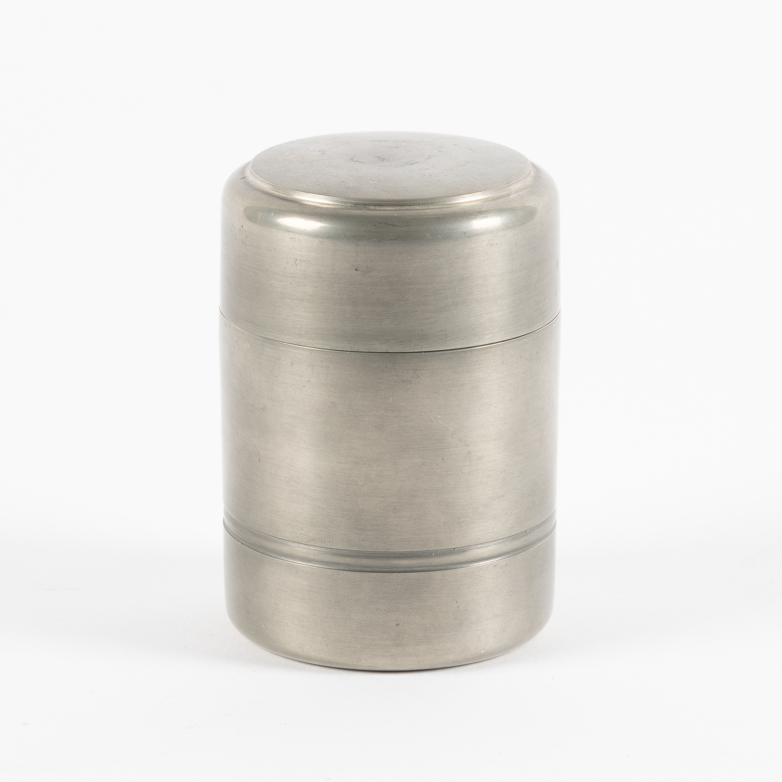 HARALD BUCHRUCKER. Etui med lock, tenn, Rein Zinn, Tyskland.
