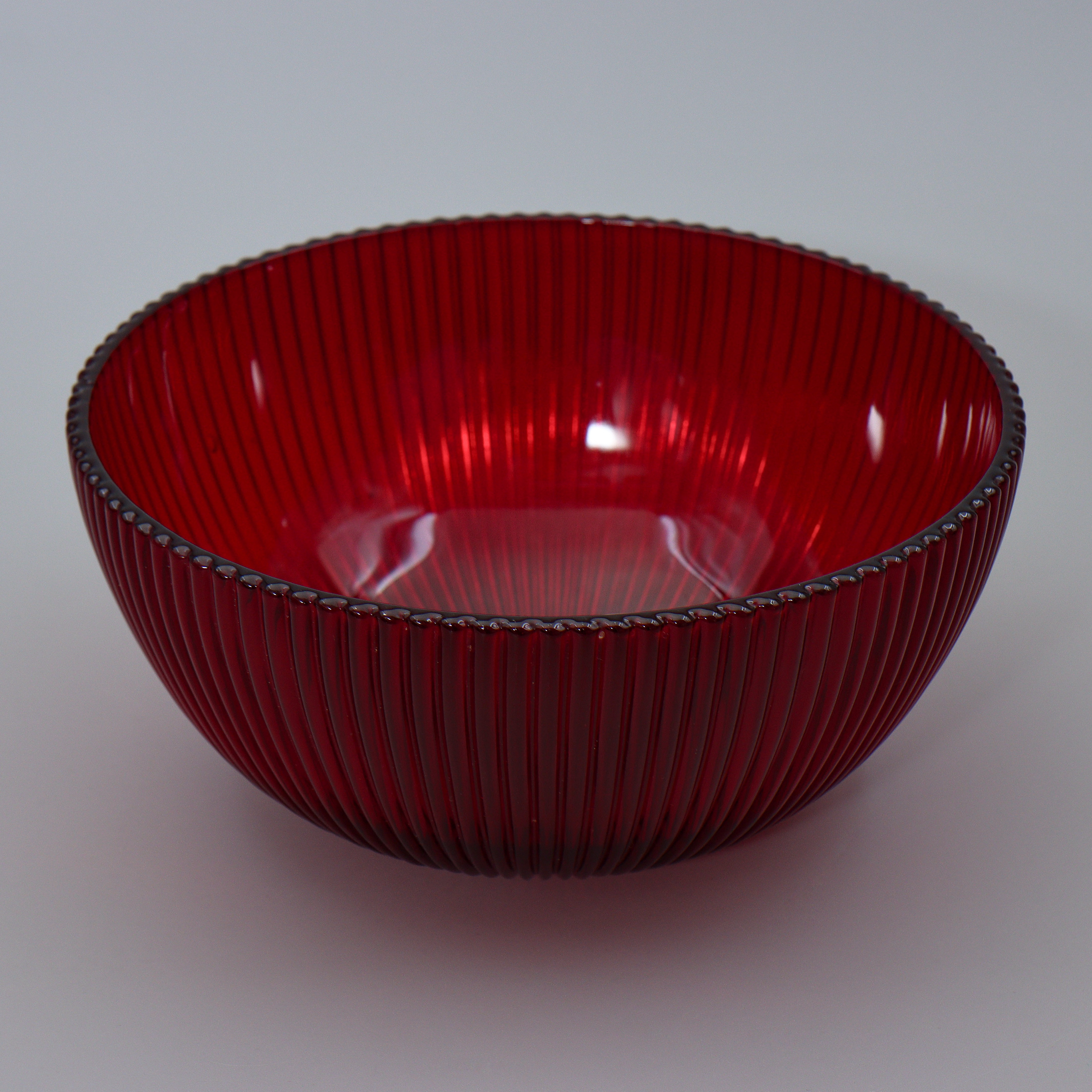 ARTHUR PERCY. STOR RUBINRÖD SKÅL "REFFLA", GLAS, GULLASKRUF, 1900-TALETS MITT.
