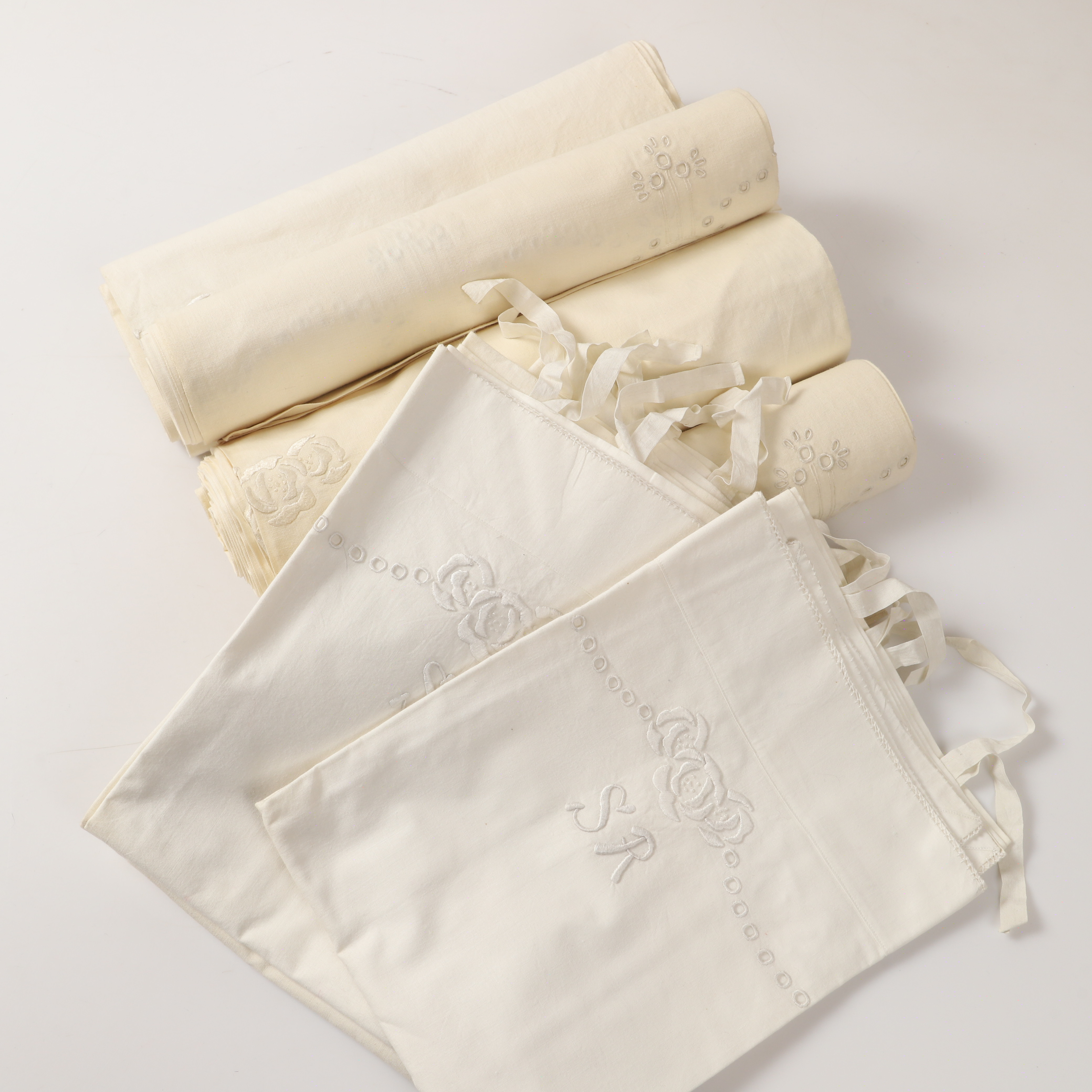 SÄNGLINNE, 8 stycken, med spets och brodyr 1800/1900-tal.