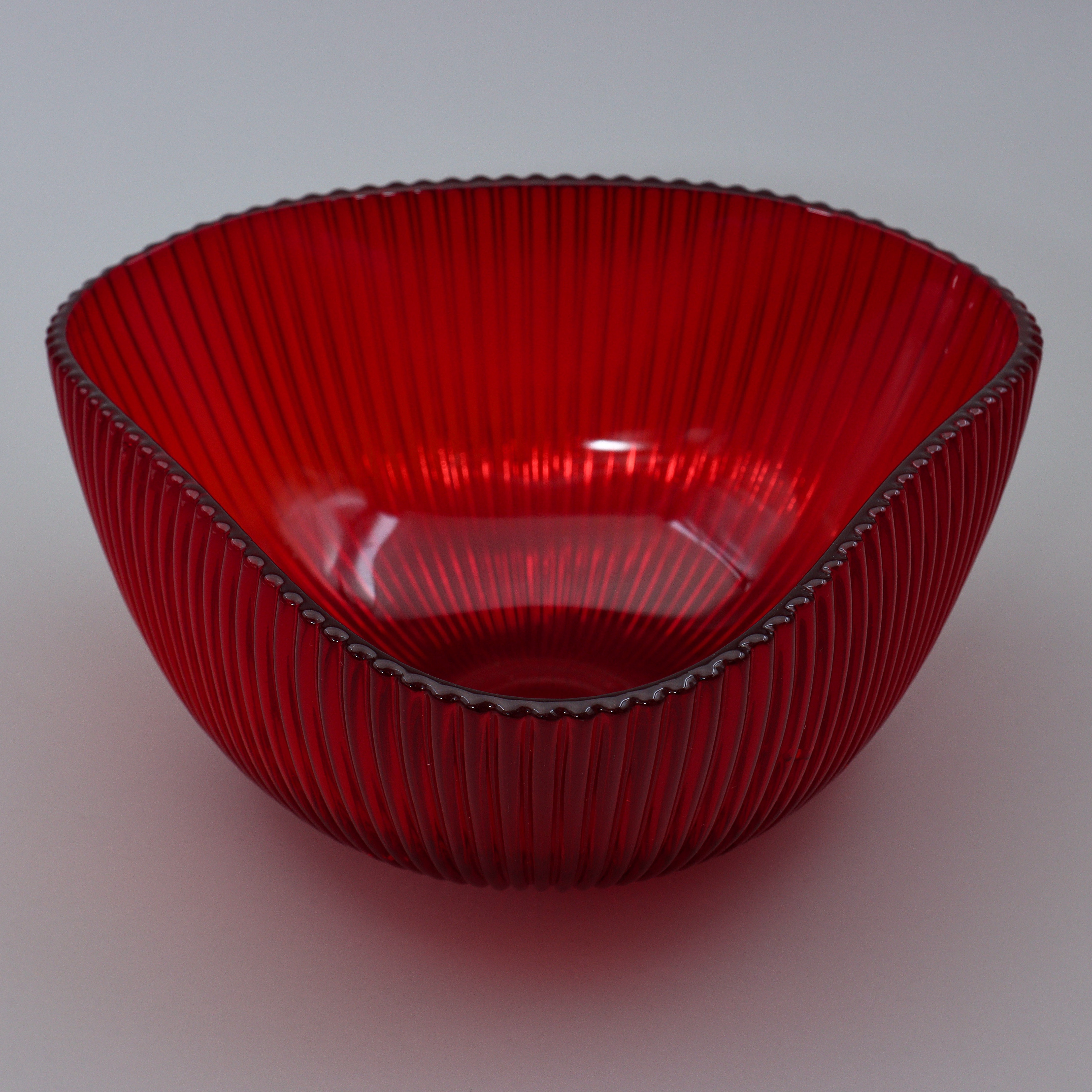 ARTHUR PERCY. STOR RUBINRÖD SKÅL "REFFLA", GLAS, GULLASKRUF, 1900-TALETS MITT.