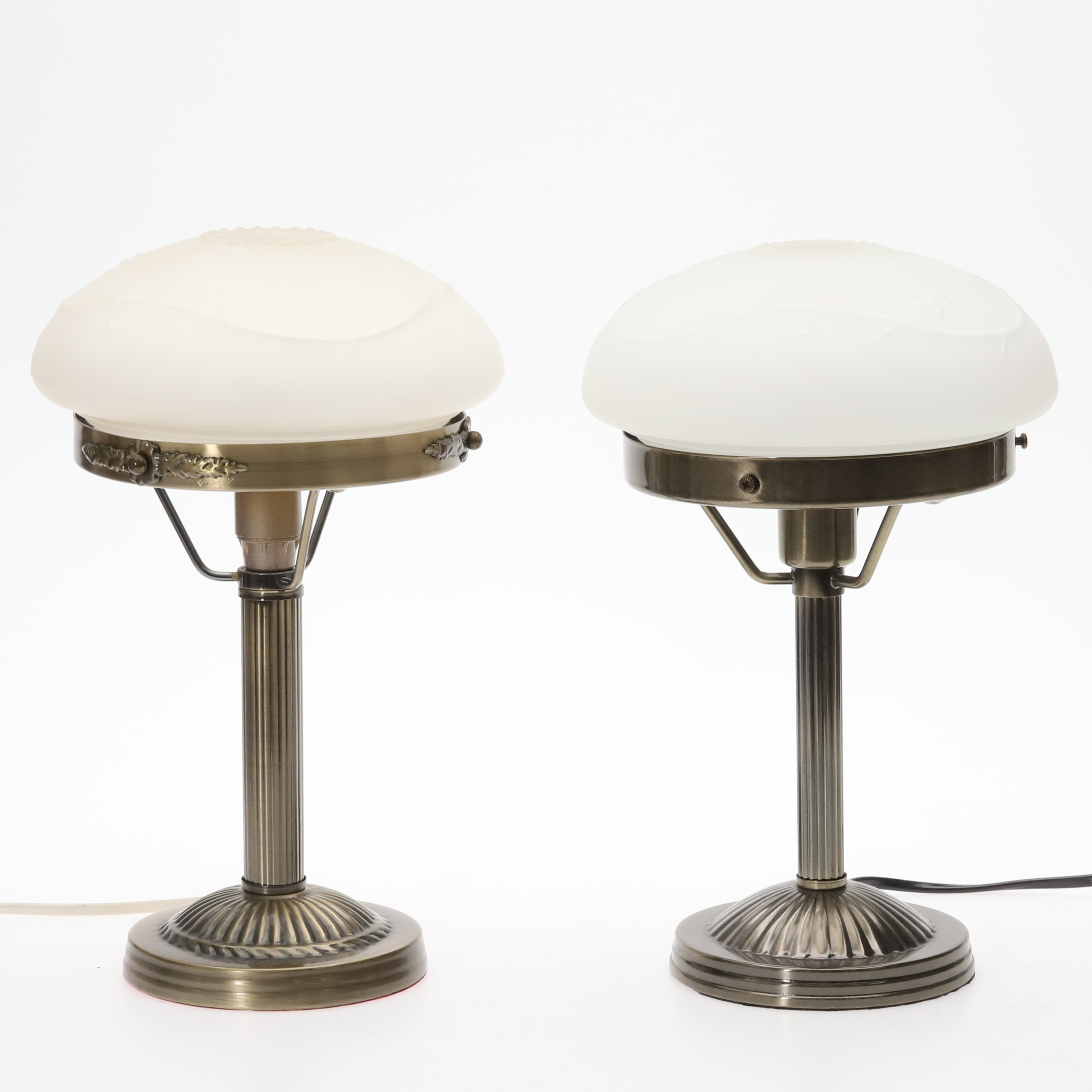 BORDSLAMPOR. 2 st, s.k. "Strindbergslampa", metallstomme med frostade glaskupor.