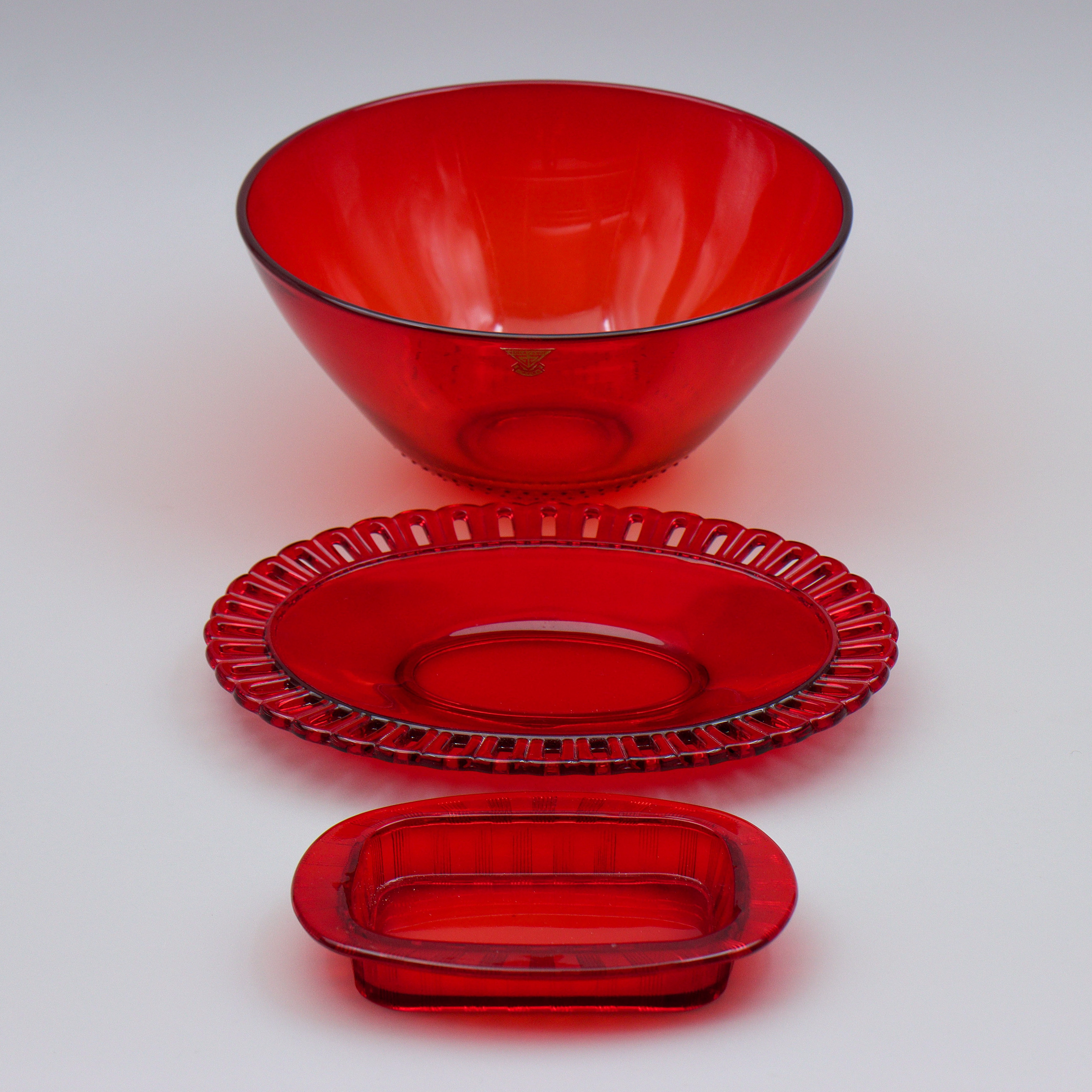 SAMLING GULLASKRUF, STOR SKÅL (22CM) SAMT 2 FAT, RÖDTONAT GLAS, 1900-TALETS MITT.