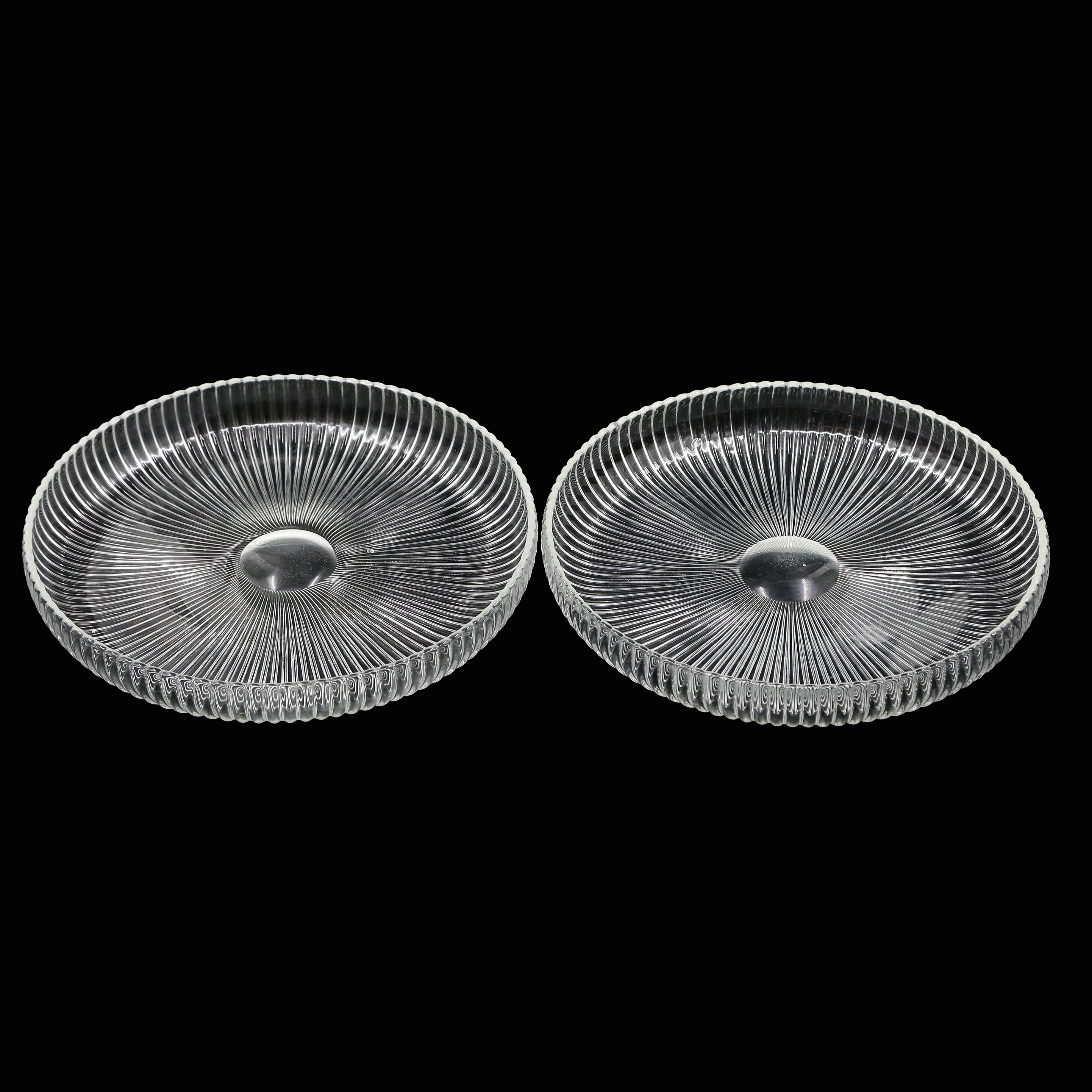 ARTHUR PERCY. PARET UPPLÄGGNINGSFAT "REFFLA" GLAS (25,5CM) GULLASKRUF, 1900-TALETS MITT.