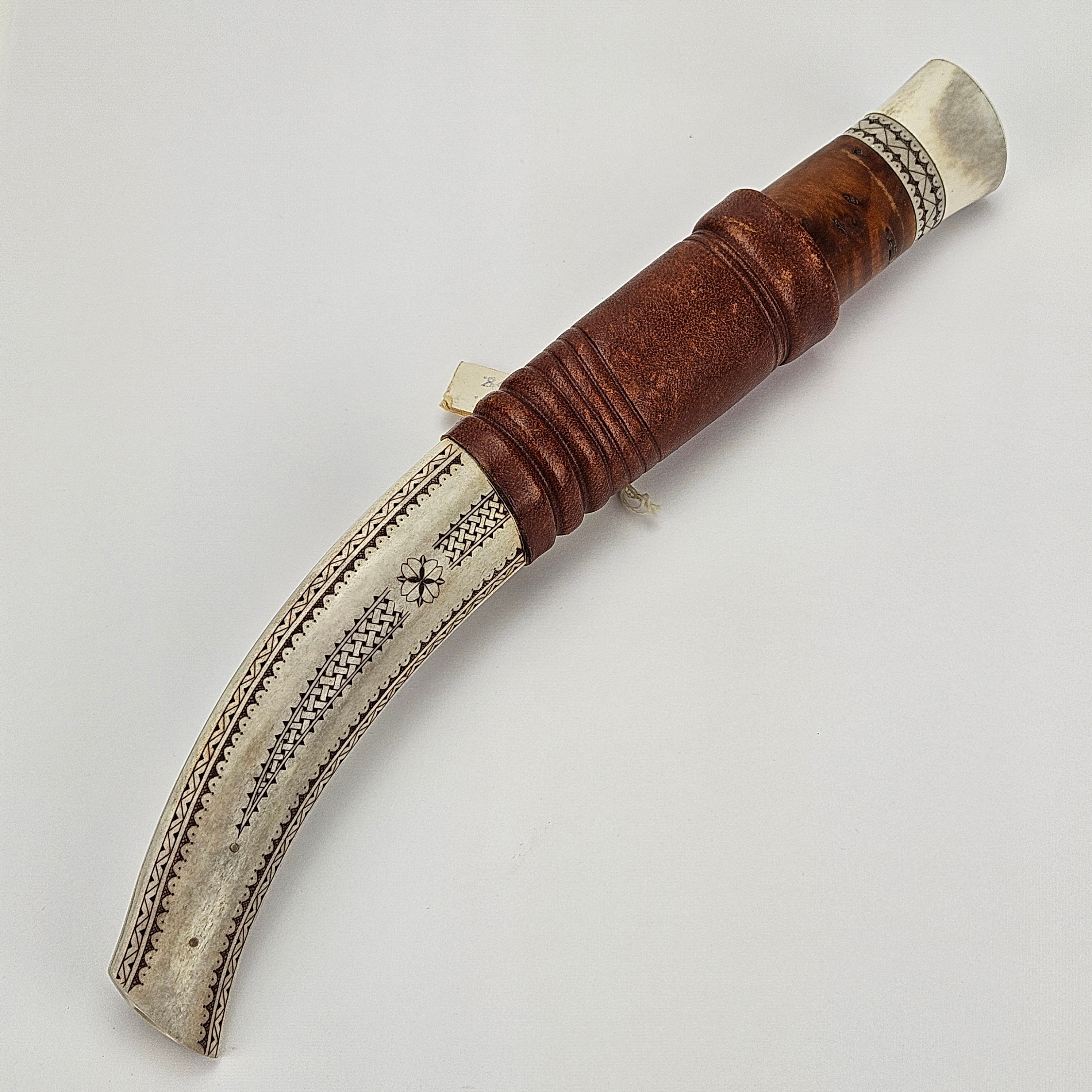 JÖRGEN SUNDSTRÖM. lövträ och horn, signerad.