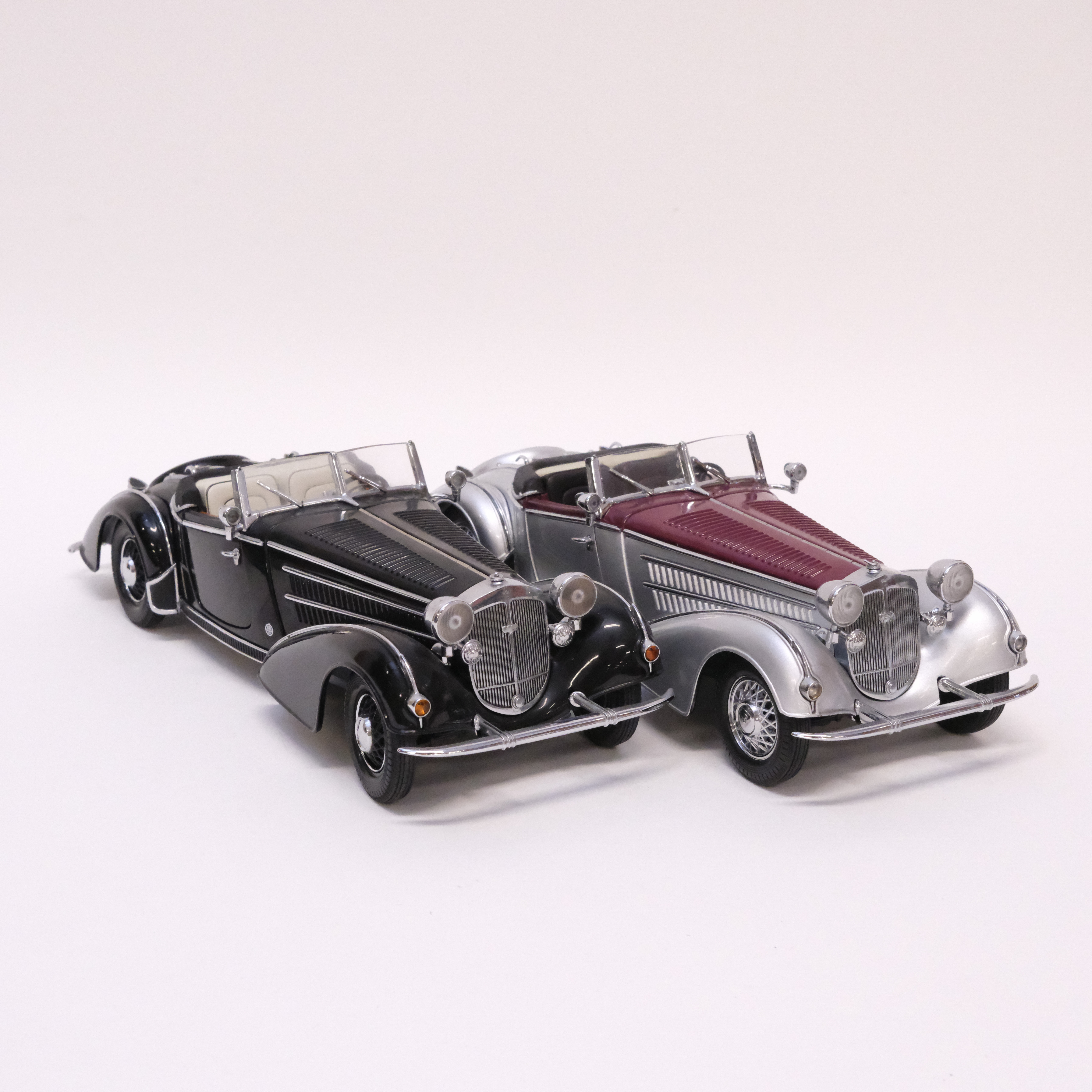 SUN STAR. TVÅ MODELLBILAR, HORCH-FORDON. SKALA 1:18.