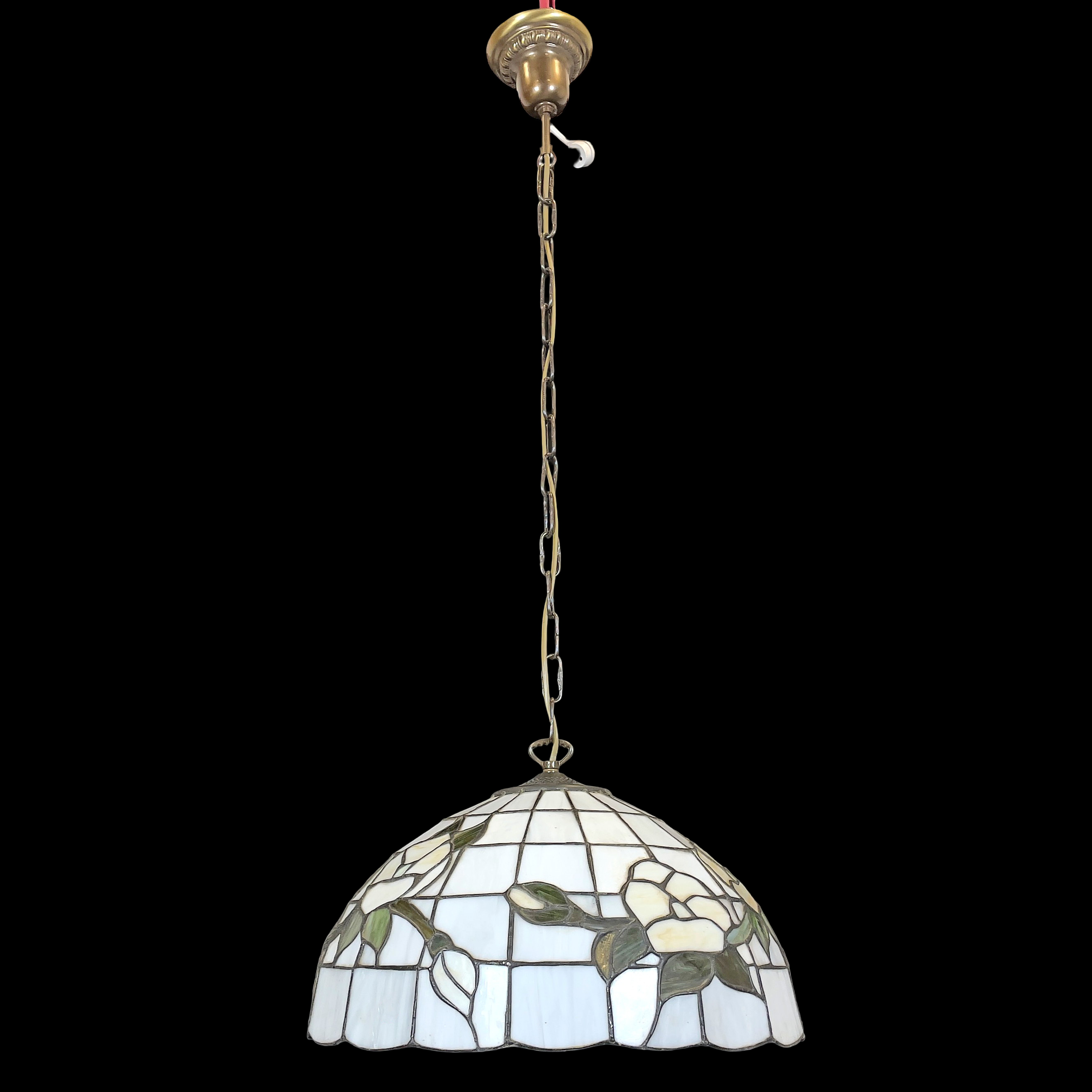 TAKLAMPA. Tiffany-stil, färgat glas & metall, 1900-talets andra hälft.