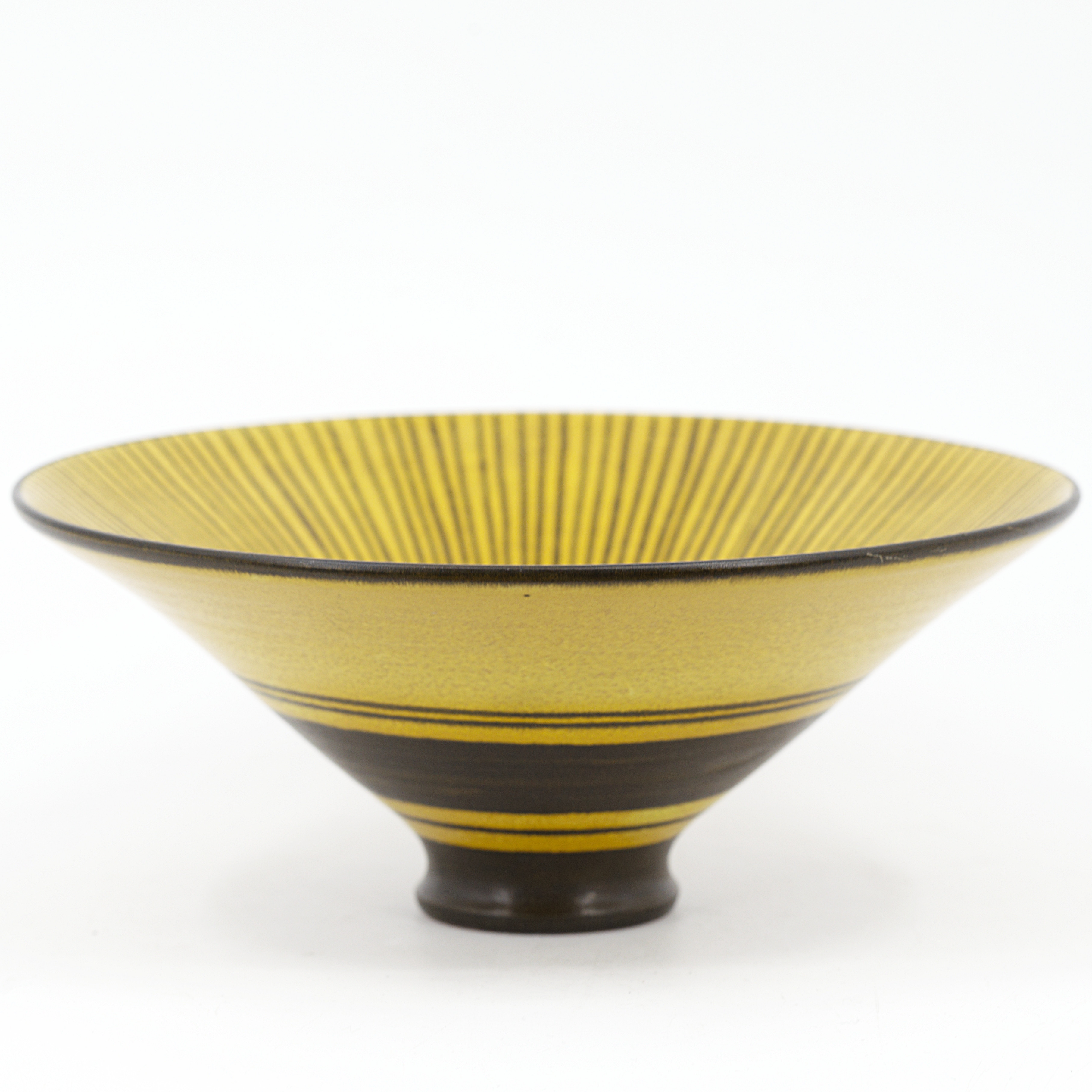 SKÅL, trumpetformad, geometrisk dekor i svart och gult, möjligen Werner Burri, Velten-Vordamm Steingutfabrik Gmbh, Bauhaus, Tyskland, sent 1920-tal.