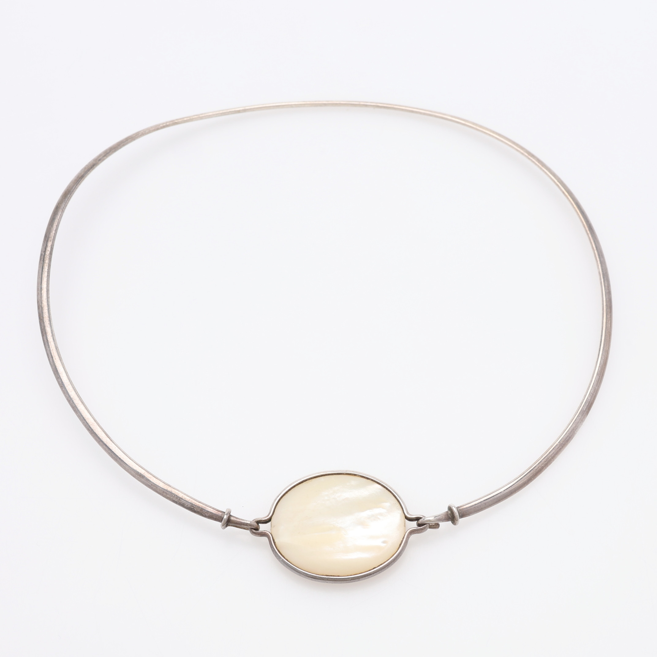 VIVIANNA TORUN BÜLOW-HÜBE. COLLIER/CHOKER MED HÄNGE, STERLINGSILVER OCH PÄRLEMOR.